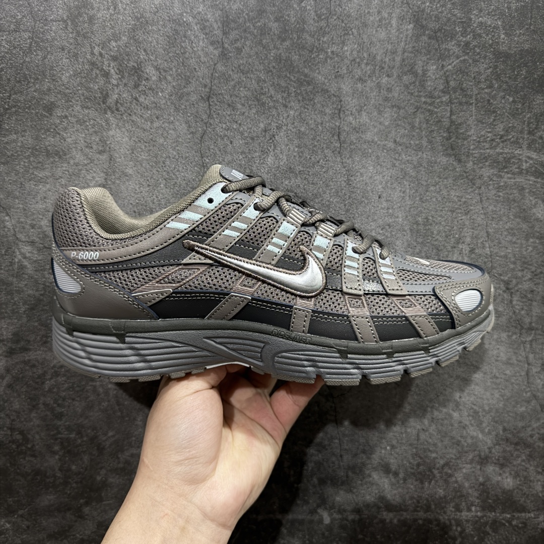 【纯原版】Nike P-6000 Premium系列低帮复古老爹风休闲运动舒适慢跑鞋 CD6404-202nn男女鞋真标半码制n升级原楦原纸版数据开发版型n采用硬质牛剖革组合透气网面材质n正确3层组织中底搭载EVA轻量缓震嵌入双层革新物料鞋垫,外置防滑耐磨橡胶底片❗n 尺码：36 36.5 37.5 38 38.5 39 40 40.5 41 42 42.5 43 44 44.5 45 编码：LDS240270-莆田鞋批发中心