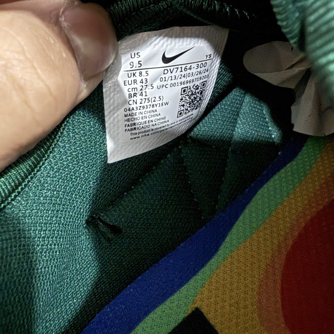 图片[6]-【纯原版】Cactus Plant Flea Market x Nike Air Flea 2 CPFM联名 前卫设计 大勾轮胎鞋 DV7164-300 Cactus Plant Flea Market 与 Nike 最新的联名鞋款 这款鞋延续了前作搞怪的设计风格 这款鞋使用了最近十分流行的「轮胎外底」设计 而外底上也加入了象征着 Nike 悠久历史的华夫外底颗粒 这款鞋的鞋面上还加入了按扣元素，可以将随鞋附赠的图案放置在鞋面之上，定制出自己想要的穿搭风格 其中除了 Mini Swoosh 之外，随鞋附赠的巨大 Swoosh 无疑是所有图案中最引人注目的 尺码： 36 36.5 37.5 38 38.5 39 40 40.5 41 42 42.5 43 44 45 编码：NI430450-选品中心