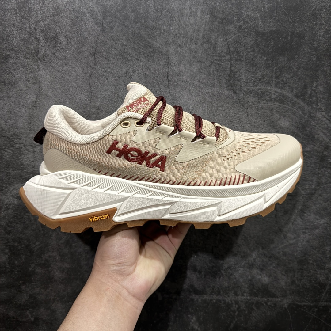 【纯原版】HOKA ONE ONE Skyline Float X 全新配色nHOKA ONE ONE是来自美国的跑步鞋知名品牌，创立于2009年，始终致力于为所有跑者提供更新、更好的跑步装备。相比常规跑鞋，HOKA ONEnONE特别研发使用性能独特的几何形跑鞋中底，此种鞋底更厚、更高、回弹性也更好，除了卓越的缓冲性能，它还能为各种阶段的跑者带来更具动n感、更加稳定的跑步体验。HOKA ONE ONE从设计之初就清楚意识到，要保证跑者步幅的均匀一致，双脚自然而然的运动至关重要 货号：1153350 / SSEN 尺码：36 37 38 39 40 40.5 41 42 43 44 45 编码：AM240260-莆田鞋批发中心