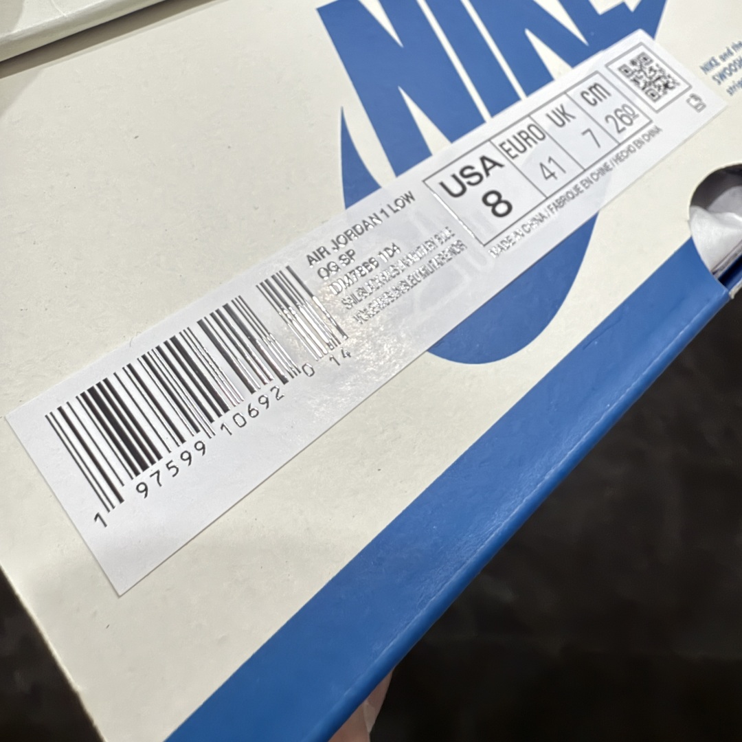 图片[14]-【GS纯原】Travis Scott x Air Jordan AJ1 Low OG SP TS联名倒钩低帮 白蓝闪电2.0 DM7866-104 知名大厂出品 纯原第一梯队版本 产品品控稳定性领先行业 各方面均可对飙市面通货版 SZ原厂全套原楦原纸板冲刀磨具开发 原厂皮料加持 原厂港宝加持定型后跟R度完美 同源原厂电绣 鬼脸飞翼针数密度立体效果一致 百分百一致原鞋 原厂拉帮工艺 针距密度一致 后跟弧度收口自然不对折 极致一眼正品既视感 进口玻璃冲刀皮料裁剪零毛边 全鞋电脑针车工艺 品控清洁度最高QC检验标准 免检产品 原厂订购鞋盒、鞋标、防尘纸、鞋撑、鞋带 追求极致的原厂味道 尺码：36-48.5-选品中心