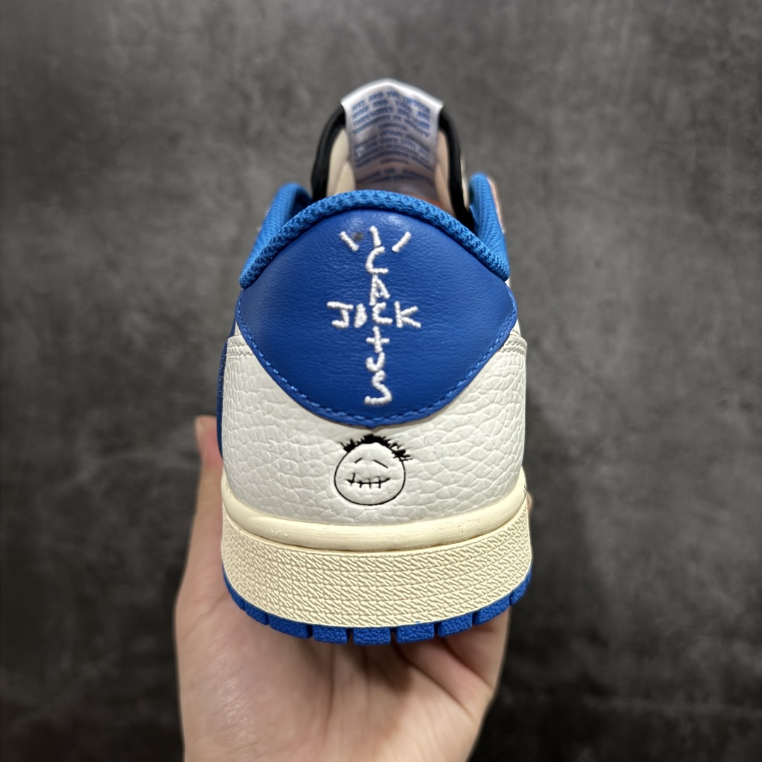 图片[2]-【GS纯原】Travis Scott x Air Jordan AJ1 Low OG SP TS联名倒钩低帮 白蓝闪电2.0 DM7866-104 知名大厂出品 纯原第一梯队版本 产品品控稳定性领先行业 各方面均可对飙市面通货版 SZ原厂全套原楦原纸板冲刀磨具开发 原厂皮料加持 原厂港宝加持定型后跟R度完美 同源原厂电绣 鬼脸飞翼针数密度立体效果一致 百分百一致原鞋 原厂拉帮工艺 针距密度一致 后跟弧度收口自然不对折 极致一眼正品既视感 进口玻璃冲刀皮料裁剪零毛边 全鞋电脑针车工艺 品控清洁度最高QC检验标准 免检产品 原厂订购鞋盒、鞋标、防尘纸、鞋撑、鞋带 追求极致的原厂味道 尺码：36-48.5-选品中心