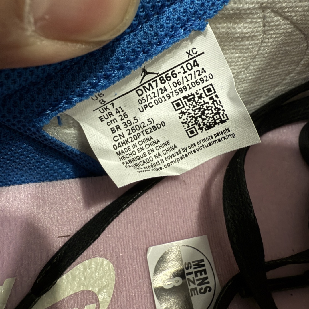 图片[9]-【GS纯原】Travis Scott x Air Jordan AJ1 Low OG SP TS联名倒钩低帮 白蓝闪电2.0 DM7866-104 知名大厂出品 纯原第一梯队版本 产品品控稳定性领先行业 各方面均可对飙市面通货版 SZ原厂全套原楦原纸板冲刀磨具开发 原厂皮料加持 原厂港宝加持定型后跟R度完美 同源原厂电绣 鬼脸飞翼针数密度立体效果一致 百分百一致原鞋 原厂拉帮工艺 针距密度一致 后跟弧度收口自然不对折 极致一眼正品既视感 进口玻璃冲刀皮料裁剪零毛边 全鞋电脑针车工艺 品控清洁度最高QC检验标准 免检产品 原厂订购鞋盒、鞋标、防尘纸、鞋撑、鞋带 追求极致的原厂味道 尺码：36-48.5-选品中心