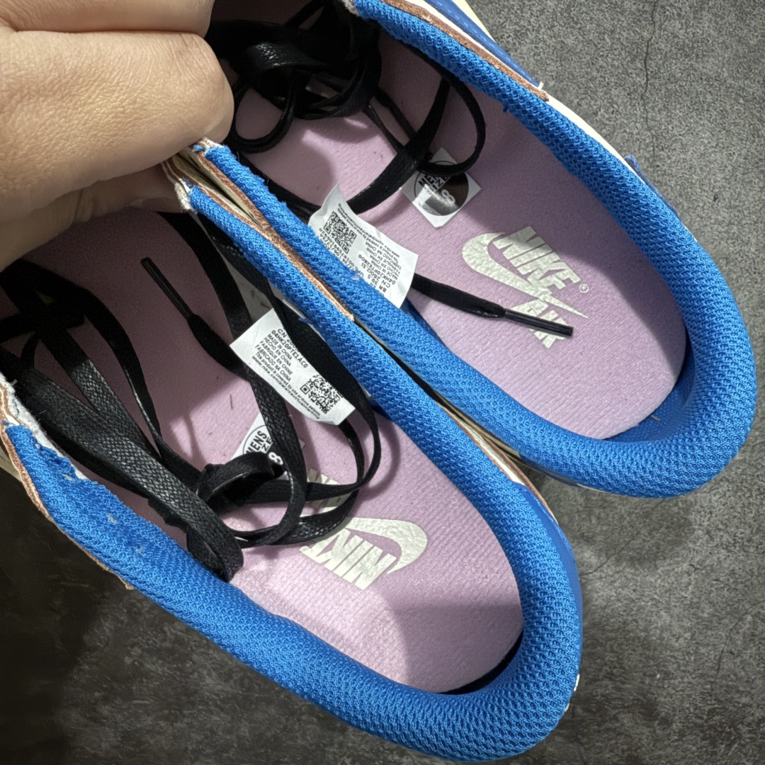 图片[10]-【GS纯原】Travis Scott x Air Jordan AJ1 Low OG SP TS联名倒钩低帮 白蓝闪电2.0 DM7866-104 知名大厂出品 纯原第一梯队版本 产品品控稳定性领先行业 各方面均可对飙市面通货版 SZ原厂全套原楦原纸板冲刀磨具开发 原厂皮料加持 原厂港宝加持定型后跟R度完美 同源原厂电绣 鬼脸飞翼针数密度立体效果一致 百分百一致原鞋 原厂拉帮工艺 针距密度一致 后跟弧度收口自然不对折 极致一眼正品既视感 进口玻璃冲刀皮料裁剪零毛边 全鞋电脑针车工艺 品控清洁度最高QC检验标准 免检产品 原厂订购鞋盒、鞋标、防尘纸、鞋撑、鞋带 追求极致的原厂味道 尺码：36-48.5-选品中心