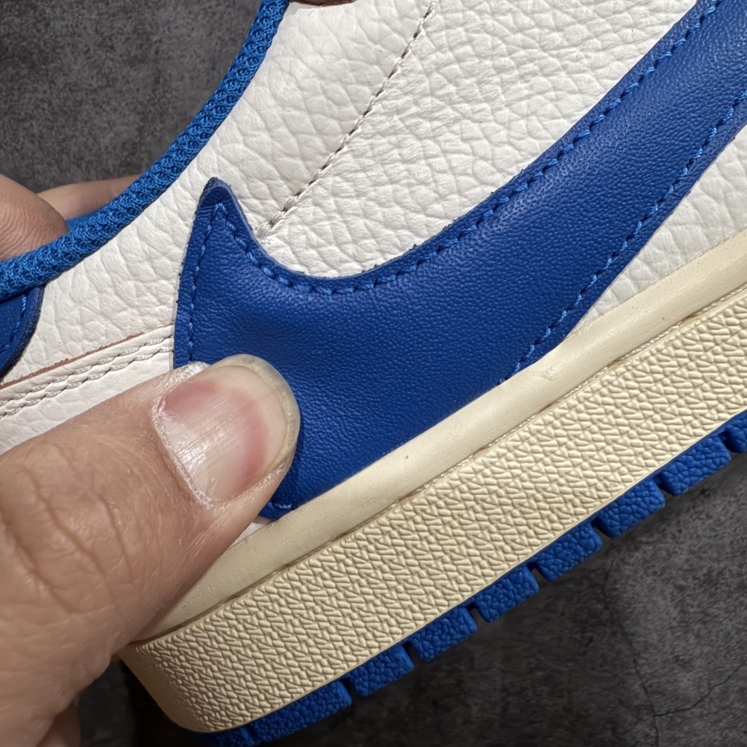 图片[4]-【GS纯原】Travis Scott x Air Jordan AJ1 Low OG SP TS联名倒钩低帮 白蓝闪电2.0 DM7866-104 知名大厂出品 纯原第一梯队版本 产品品控稳定性领先行业 各方面均可对飙市面通货版 SZ原厂全套原楦原纸板冲刀磨具开发 原厂皮料加持 原厂港宝加持定型后跟R度完美 同源原厂电绣 鬼脸飞翼针数密度立体效果一致 百分百一致原鞋 原厂拉帮工艺 针距密度一致 后跟弧度收口自然不对折 极致一眼正品既视感 进口玻璃冲刀皮料裁剪零毛边 全鞋电脑针车工艺 品控清洁度最高QC检验标准 免检产品 原厂订购鞋盒、鞋标、防尘纸、鞋撑、鞋带 追求极致的原厂味道 尺码：36-48.5-选品中心