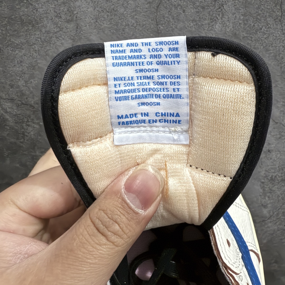 图片[8]-【GS纯原】Travis Scott x Air Jordan AJ1 Low OG SP TS联名倒钩低帮 白蓝闪电2.0 DM7866-104 知名大厂出品 纯原第一梯队版本 产品品控稳定性领先行业 各方面均可对飙市面通货版 SZ原厂全套原楦原纸板冲刀磨具开发 原厂皮料加持 原厂港宝加持定型后跟R度完美 同源原厂电绣 鬼脸飞翼针数密度立体效果一致 百分百一致原鞋 原厂拉帮工艺 针距密度一致 后跟弧度收口自然不对折 极致一眼正品既视感 进口玻璃冲刀皮料裁剪零毛边 全鞋电脑针车工艺 品控清洁度最高QC检验标准 免检产品 原厂订购鞋盒、鞋标、防尘纸、鞋撑、鞋带 追求极致的原厂味道 尺码：36-48.5-选品中心