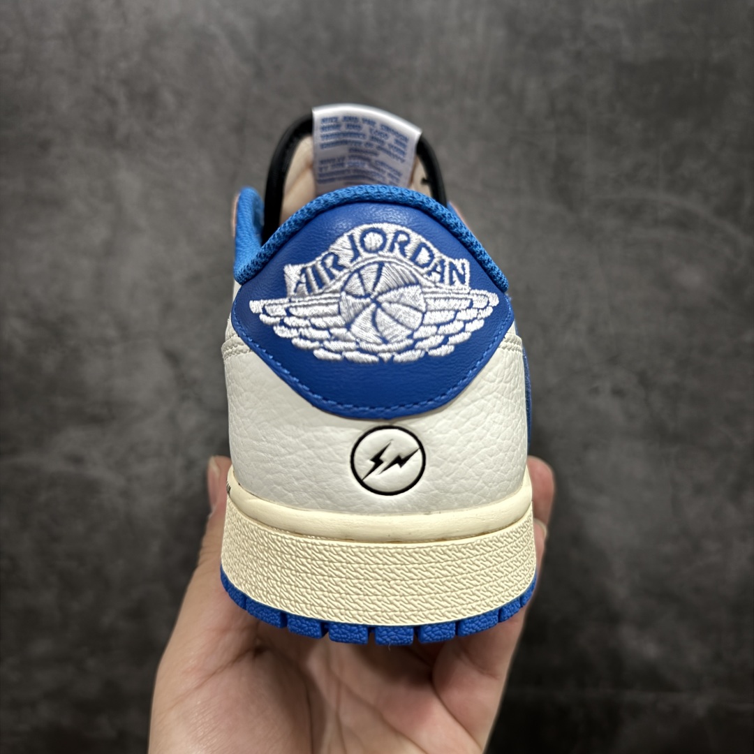 图片[3]-【GS纯原】Travis Scott x Air Jordan AJ1 Low OG SP TS联名倒钩低帮 白蓝闪电2.0 DM7866-104 知名大厂出品 纯原第一梯队版本 产品品控稳定性领先行业 各方面均可对飙市面通货版 SZ原厂全套原楦原纸板冲刀磨具开发 原厂皮料加持 原厂港宝加持定型后跟R度完美 同源原厂电绣 鬼脸飞翼针数密度立体效果一致 百分百一致原鞋 原厂拉帮工艺 针距密度一致 后跟弧度收口自然不对折 极致一眼正品既视感 进口玻璃冲刀皮料裁剪零毛边 全鞋电脑针车工艺 品控清洁度最高QC检验标准 免检产品 原厂订购鞋盒、鞋标、防尘纸、鞋撑、鞋带 追求极致的原厂味道 尺码：36-48.5-选品中心