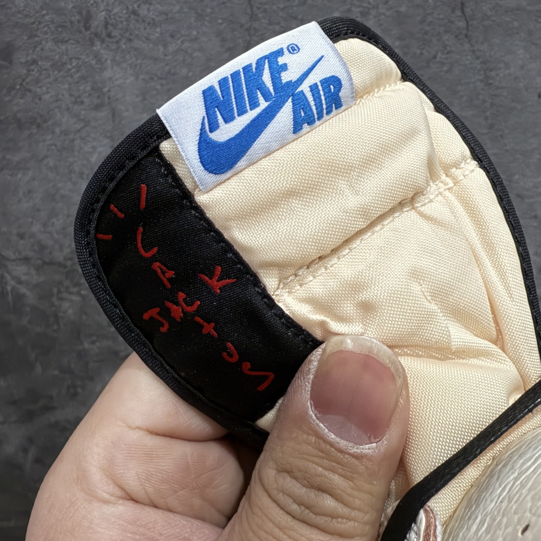 图片[7]-【GS纯原】Travis Scott x Air Jordan AJ1 Low OG SP TS联名倒钩低帮 白蓝闪电2.0 DM7866-104 知名大厂出品 纯原第一梯队版本 产品品控稳定性领先行业 各方面均可对飙市面通货版 SZ原厂全套原楦原纸板冲刀磨具开发 原厂皮料加持 原厂港宝加持定型后跟R度完美 同源原厂电绣 鬼脸飞翼针数密度立体效果一致 百分百一致原鞋 原厂拉帮工艺 针距密度一致 后跟弧度收口自然不对折 极致一眼正品既视感 进口玻璃冲刀皮料裁剪零毛边 全鞋电脑针车工艺 品控清洁度最高QC检验标准 免检产品 原厂订购鞋盒、鞋标、防尘纸、鞋撑、鞋带 追求极致的原厂味道 尺码：36-48.5-选品中心