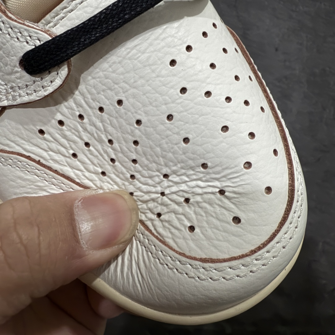 图片[6]-【GS纯原】Travis Scott x Air Jordan AJ1 Low OG SP TS联名倒钩低帮 白蓝闪电2.0 DM7866-104 知名大厂出品 纯原第一梯队版本 产品品控稳定性领先行业 各方面均可对飙市面通货版 SZ原厂全套原楦原纸板冲刀磨具开发 原厂皮料加持 原厂港宝加持定型后跟R度完美 同源原厂电绣 鬼脸飞翼针数密度立体效果一致 百分百一致原鞋 原厂拉帮工艺 针距密度一致 后跟弧度收口自然不对折 极致一眼正品既视感 进口玻璃冲刀皮料裁剪零毛边 全鞋电脑针车工艺 品控清洁度最高QC检验标准 免检产品 原厂订购鞋盒、鞋标、防尘纸、鞋撑、鞋带 追求极致的原厂味道 尺码：36-48.5-选品中心