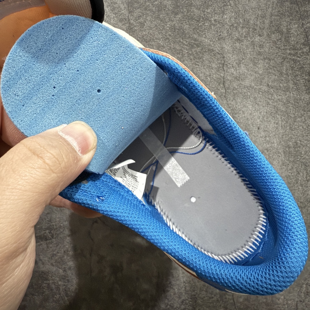 图片[11]-【GS纯原】Travis Scott x Air Jordan AJ1 Low OG SP TS联名倒钩低帮 白蓝闪电2.0 DM7866-104 知名大厂出品 纯原第一梯队版本 产品品控稳定性领先行业 各方面均可对飙市面通货版 SZ原厂全套原楦原纸板冲刀磨具开发 原厂皮料加持 原厂港宝加持定型后跟R度完美 同源原厂电绣 鬼脸飞翼针数密度立体效果一致 百分百一致原鞋 原厂拉帮工艺 针距密度一致 后跟弧度收口自然不对折 极致一眼正品既视感 进口玻璃冲刀皮料裁剪零毛边 全鞋电脑针车工艺 品控清洁度最高QC检验标准 免检产品 原厂订购鞋盒、鞋标、防尘纸、鞋撑、鞋带 追求极致的原厂味道 尺码：36-48.5-选品中心