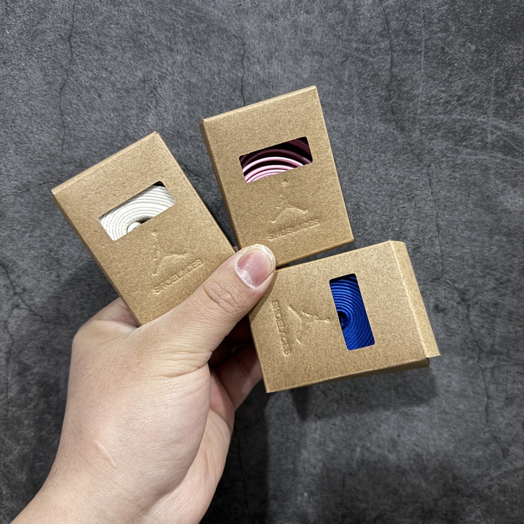 图片[12]-【GS纯原】Travis Scott x Air Jordan AJ1 Low OG SP TS联名倒钩低帮 白蓝闪电2.0 DM7866-104 知名大厂出品 纯原第一梯队版本 产品品控稳定性领先行业 各方面均可对飙市面通货版 SZ原厂全套原楦原纸板冲刀磨具开发 原厂皮料加持 原厂港宝加持定型后跟R度完美 同源原厂电绣 鬼脸飞翼针数密度立体效果一致 百分百一致原鞋 原厂拉帮工艺 针距密度一致 后跟弧度收口自然不对折 极致一眼正品既视感 进口玻璃冲刀皮料裁剪零毛边 全鞋电脑针车工艺 品控清洁度最高QC检验标准 免检产品 原厂订购鞋盒、鞋标、防尘纸、鞋撑、鞋带 追求极致的原厂味道 尺码：36-48.5-选品中心