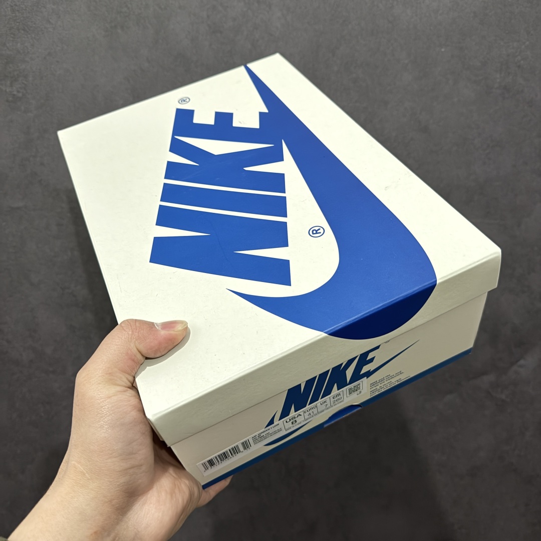 图片[13]-【GS纯原】Travis Scott x Air Jordan AJ1 Low OG SP TS联名倒钩低帮 白蓝闪电2.0 DM7866-104 知名大厂出品 纯原第一梯队版本 产品品控稳定性领先行业 各方面均可对飙市面通货版 SZ原厂全套原楦原纸板冲刀磨具开发 原厂皮料加持 原厂港宝加持定型后跟R度完美 同源原厂电绣 鬼脸飞翼针数密度立体效果一致 百分百一致原鞋 原厂拉帮工艺 针距密度一致 后跟弧度收口自然不对折 极致一眼正品既视感 进口玻璃冲刀皮料裁剪零毛边 全鞋电脑针车工艺 品控清洁度最高QC检验标准 免检产品 原厂订购鞋盒、鞋标、防尘纸、鞋撑、鞋带 追求极致的原厂味道 尺码：36-48.5-选品中心