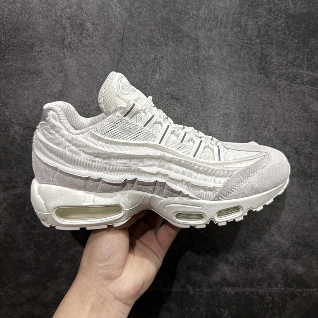 【GX纯原】CDG x  NK Air Max 95 联名复古减震防滑低帮气垫跑步鞋 黑白灰 CU8406-100nn原鞋一比一开发 过验级别品质n独家私模开发 多次调教细节完全对版n原厂气垫气压足，保证脚感与原版一致n鞋面材料卡色也与原版一致 外贸专供 最大做到48.5nNike耐克跑步鞋经典透气舒适运动鞋休闲鞋。为了迎接今年的世界地球日，Nike 为此推出了这款全新配色的 Air Max 95，以往这个主题的产品 Nike 选择了大地色系为主体，今年也不例外。整鞋材质使用工程网布和帆布相结合，配色则是泥土和大地色系。logo刺绣、对比拼接细节、圆头、正面系带、鞋垫饰有标志、标志性Air Max鞋底。Air Max 95 凭借流畅的造型、经典的开窗气垫，时至今日仍然是众多潮人备受喜爱的球鞋之一 尺码:   40-48.5 编码：X10420440-莆田鞋批发中心