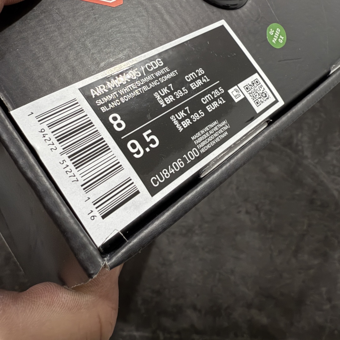 图片[10]-【GX纯原】CDG x NK Air Max 95 联名复古减震防滑低帮气垫跑步鞋 黑白灰 CU8406-100 原鞋一比一开发 过验级别品质 独家私模开发 多次调教细节完全对版 原厂气垫气压足，保证脚感与原版一致 鞋面材料卡色也与原版一致 外贸专供 最大做到48.5 Nike耐克跑步鞋经典透气舒适运动鞋休闲鞋。为了迎接今年的世界地球日，Nike 为此推出了这款全新配色的 Air Max 95，以往这个主题的产品 Nike 选择了大地色系为主体，今年也不例外。整鞋材质使用工程网布和帆布相结合，配色则是泥土和大地色系。logo刺绣、对比拼接细节、圆头、正面系带、鞋垫饰有标志、标志性Air Max鞋底。Air Max 95 凭借流畅的造型、经典的开窗气垫，时至今日仍然是众多潮人备受喜爱的球鞋之一 尺码： 40-48.5-选品中心