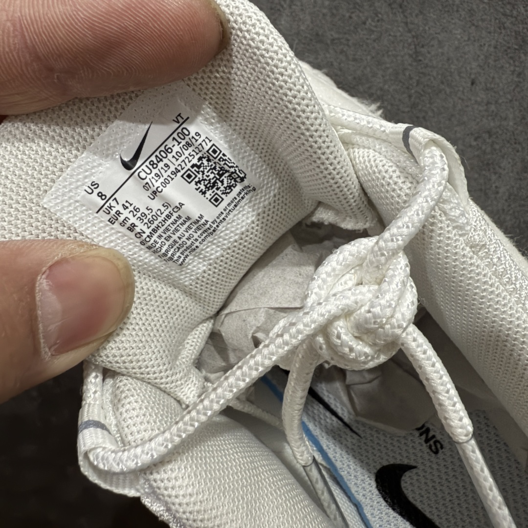 图片[7]-【GX纯原】CDG x NK Air Max 95 联名复古减震防滑低帮气垫跑步鞋 黑白灰 CU8406-100 原鞋一比一开发 过验级别品质 独家私模开发 多次调教细节完全对版 原厂气垫气压足，保证脚感与原版一致 鞋面材料卡色也与原版一致 外贸专供 最大做到48.5 Nike耐克跑步鞋经典透气舒适运动鞋休闲鞋。为了迎接今年的世界地球日，Nike 为此推出了这款全新配色的 Air Max 95，以往这个主题的产品 Nike 选择了大地色系为主体，今年也不例外。整鞋材质使用工程网布和帆布相结合，配色则是泥土和大地色系。logo刺绣、对比拼接细节、圆头、正面系带、鞋垫饰有标志、标志性Air Max鞋底。Air Max 95 凭借流畅的造型、经典的开窗气垫，时至今日仍然是众多潮人备受喜爱的球鞋之一 尺码： 40-48.5-选品中心