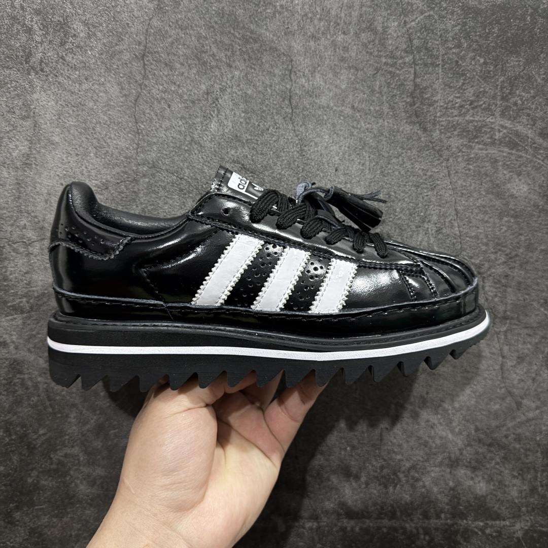 【福利版】CLOT x Adidas originals Superstar 陈冠希全新设计 公司级版本 鞋身整体以adidas经典的\\\”Superstar\\\”为蓝本设计 将标志性的贝壳头重新演绎 鞋舌部分还带有特殊的流苏细节 上面带有双方Logo 彰显联名身份 最大的亮点就是鞋底部分 除了中底增高外还带有特殊的\\\”鲨鱼锯齿\\\”设计 货号： IH5993 尺码： 36 36.5 37.5 38 38.5 39 40 40.5 41 42 42.5 43 44 45-选品中心