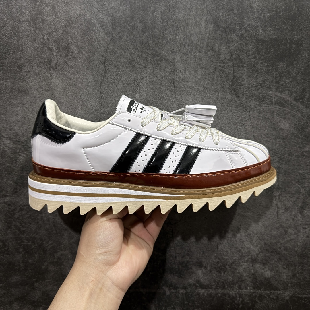 【福利版】CLOT x Adidas originals Superstar 陈冠希全新设计 公司级版本 鞋身整体以adidas经典的\\\”Superstar\\\”为蓝本设计 将标志性的贝壳头重新演绎 鞋舌部分还带有特殊的流苏细节 上面带有双方Logo 彰显联名身份 最大的亮点就是鞋底部分 除了中底增高外还带有特殊的\\\”鲨鱼锯齿\\\”设计 货号： IH3132 尺码： 36 36.5 37.5 38 38.5 39 40 40.5 41 42 42.5 43 44 45-选品中心