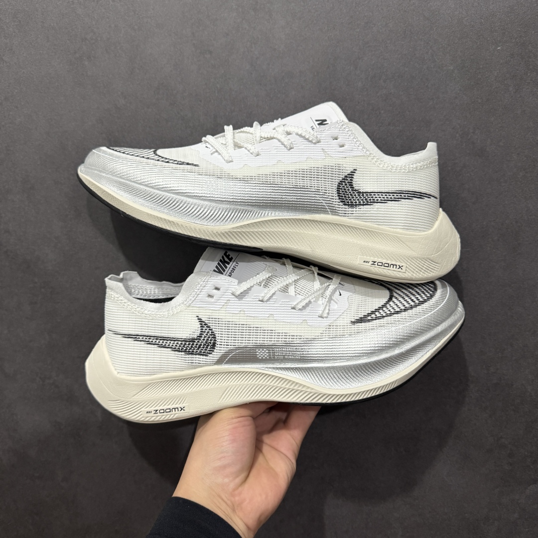 图片[4]-【纯原福利】NK ZoomX Vaporfly Next% 马拉松二代跑鞋 细节整体升级 这款next%和上一款4%的鞋最大区的别于在鞋面面料 鞋面使用了全新 Vaporweave 科技 这种类似蝉翼的材质相比 Flyknit 更加轻薄透气 非对称的鞋带系统和泡棉护垫的加入令舒适度更高 鞋头辅以超大的 Swoosh 点缀 再配上流线型外观设计 时尚感十足 尺码：36 36.5 37.5 38 38.5 39 40 40.5 41 42 42.5 43 44 44.5 45-选品中心