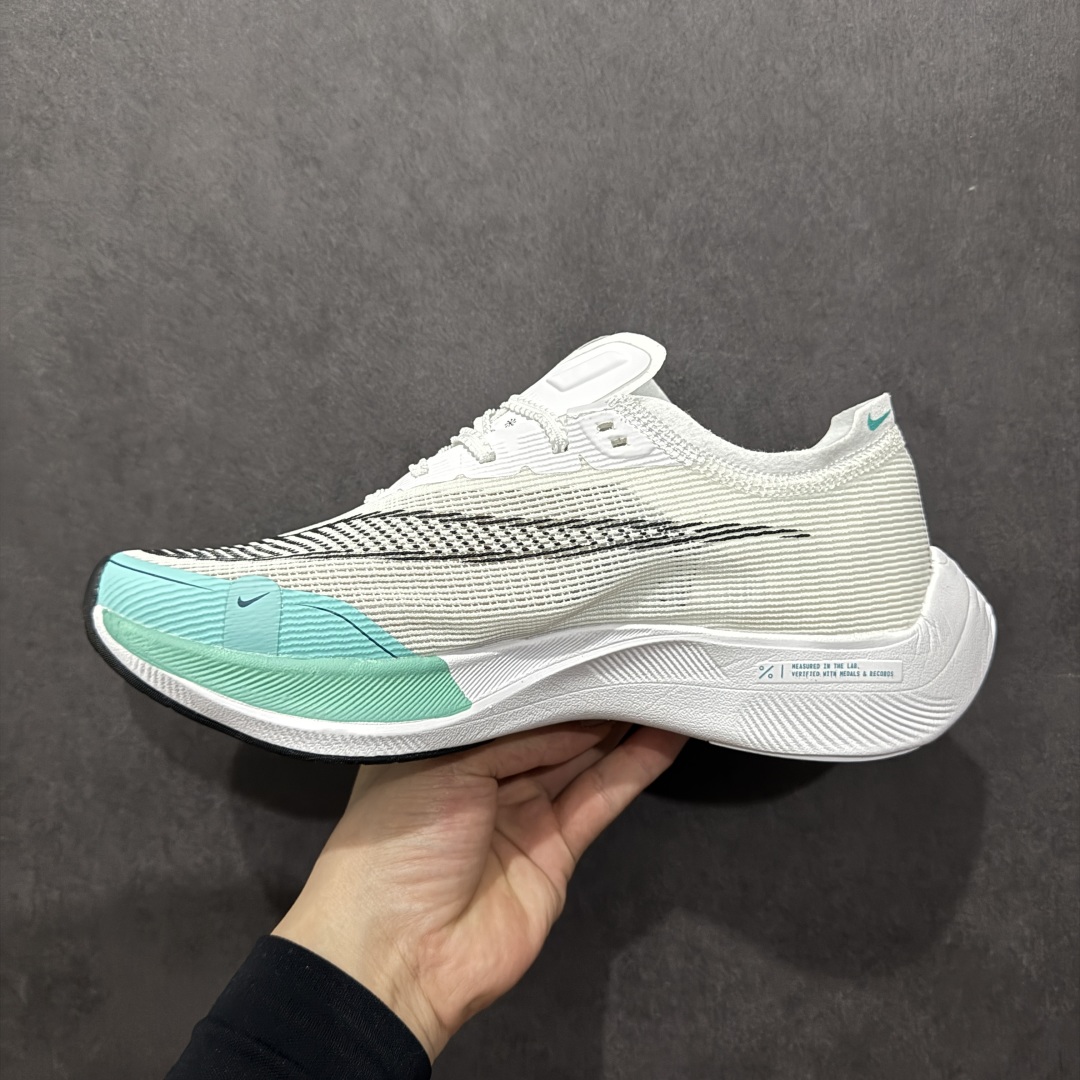 图片[2]-【纯原福利】NK ZoomX Vaporfly Next% 马拉松二代跑鞋细节整体升级 这款next%和上一款4%的鞋最大区的别于在鞋面面料 鞋面使用了全新 Vaporweave 科技 这种类似蝉翼的材质相比 Flyknit 更加轻薄透气 非对称的鞋带系统和泡棉护垫的加入令舒适度更高 鞋头辅以超大的 Swoosh 点缀 再配上流线型外观设计 时尚感十足 SIZE：36 36.5 37.5 38 38.5 39 40 40.5 41 42 42.5 43 44 44.5 45 编码：LDS195210-莆田鞋批发中心