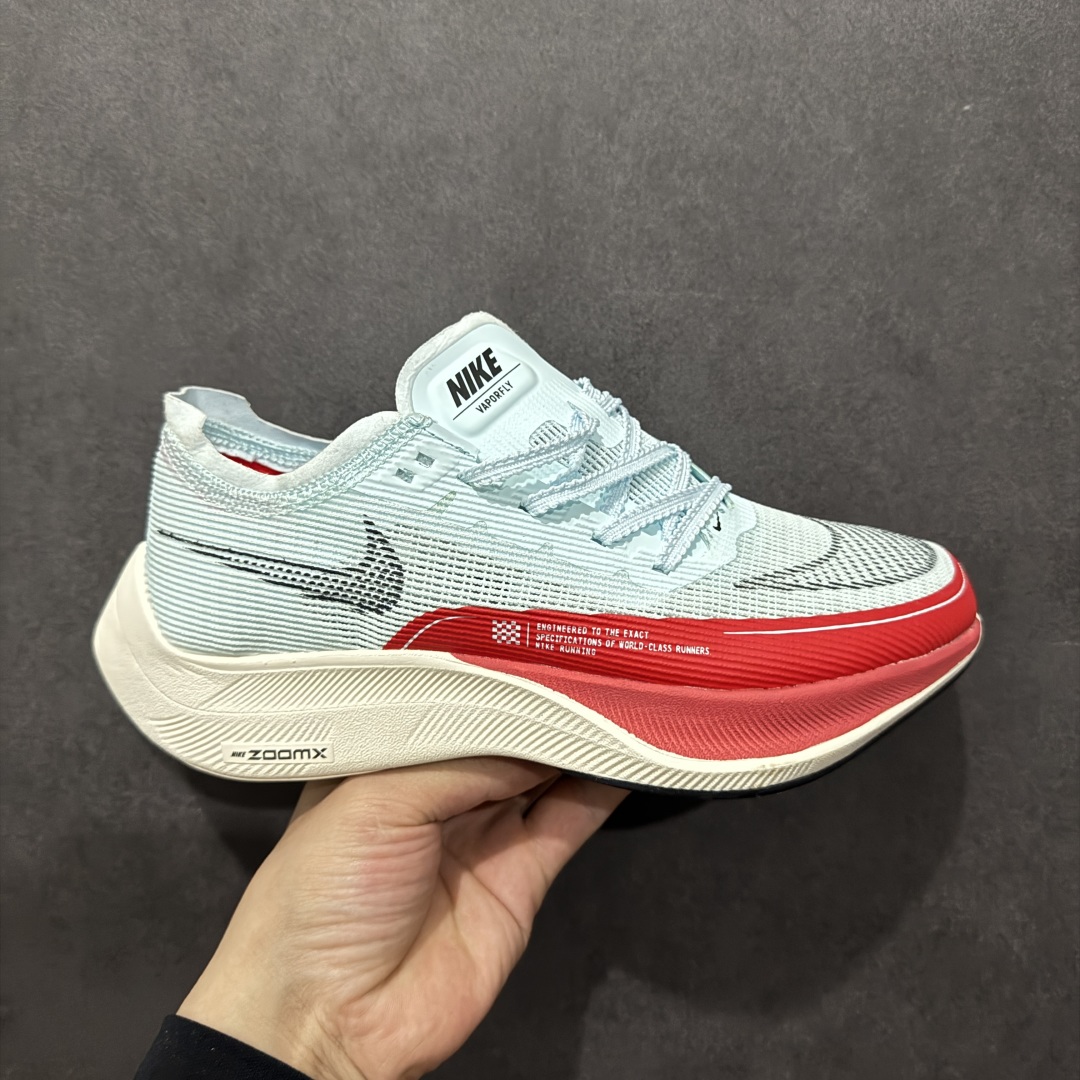 【纯原福利】NK ZoomX Vaporfly Next% 马拉松二代跑鞋细节整体升级 这款next%和上一款4%的鞋最大区的别于在鞋面面料 鞋面使用了全新 Vaporweave 科技 这种类似蝉翼的材质相比 Flyknit 更加轻薄透气 非对称的鞋带系统和泡棉护垫的加入令舒适度更高 鞋头辅以超大的 Swoosh 点缀 再配上流线型外观设计 时尚感十足 SIZE：36 36.5 37.5 38 38.5 39 40 40.5 41 42 42.5 43 44 44.5 45 编码：LDS195210-莆田鞋批发中心