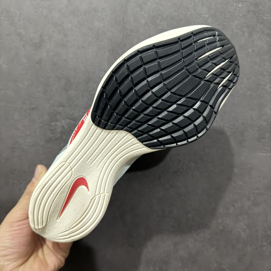 图片[9]-【纯原福利】NK ZoomX Vaporfly Next% 马拉松二代跑鞋细节整体升级 这款next%和上一款4%的鞋最大区的别于在鞋面面料 鞋面使用了全新 Vaporweave 科技 这种类似蝉翼的材质相比 Flyknit 更加轻薄透气 非对称的鞋带系统和泡棉护垫的加入令舒适度更高 鞋头辅以超大的 Swoosh 点缀 再配上流线型外观设计 时尚感十足 SIZE：36 36.5 37.5 38 38.5 39 40 40.5 41 42 42.5 43 44 44.5 45 编码：LDS195210-莆田鞋批发中心