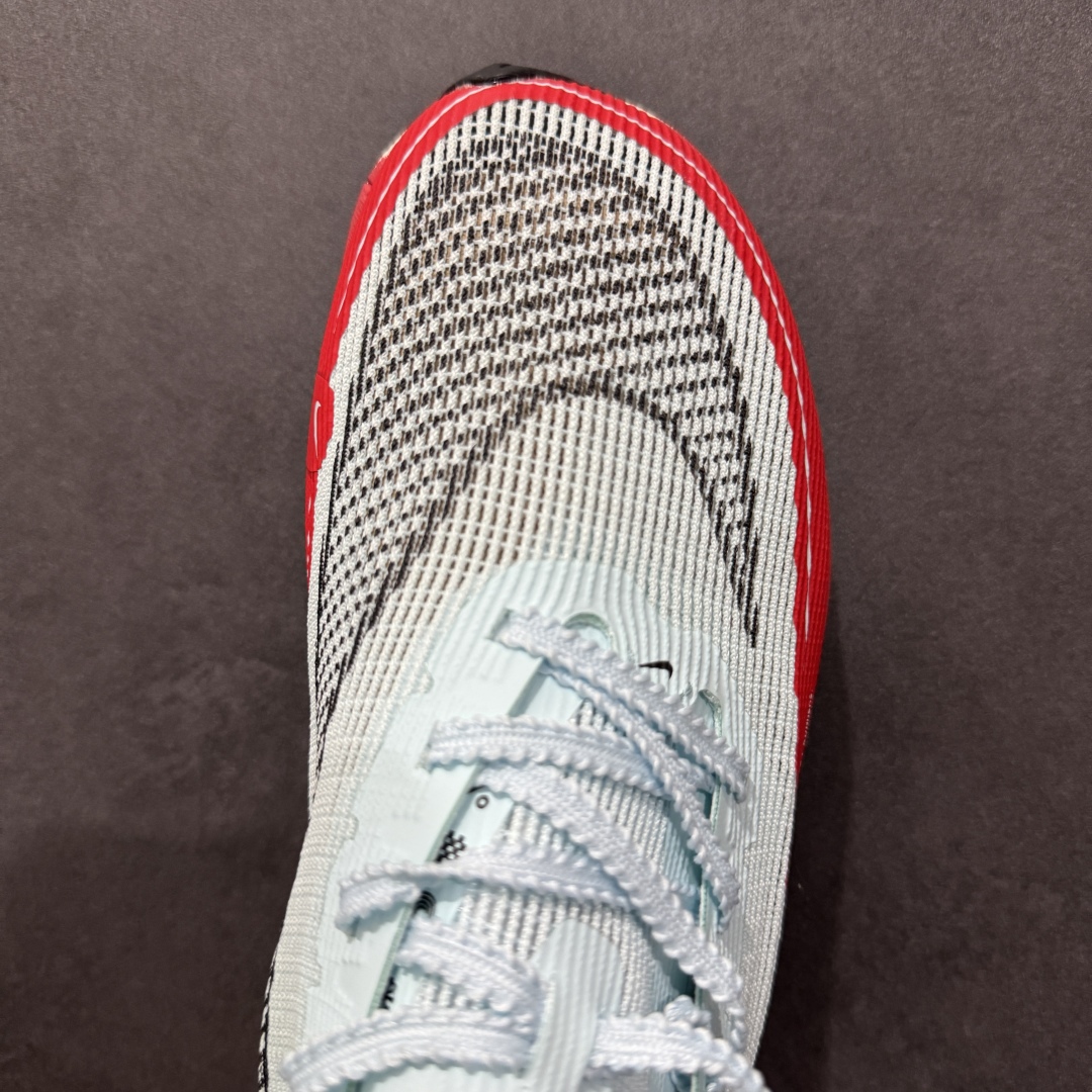 图片[8]-【纯原福利】NK ZoomX Vaporfly Next% 马拉松二代跑鞋细节整体升级 这款next%和上一款4%的鞋最大区的别于在鞋面面料 鞋面使用了全新 Vaporweave 科技 这种类似蝉翼的材质相比 Flyknit 更加轻薄透气 非对称的鞋带系统和泡棉护垫的加入令舒适度更高 鞋头辅以超大的 Swoosh 点缀 再配上流线型外观设计 时尚感十足 SIZE：36 36.5 37.5 38 38.5 39 40 40.5 41 42 42.5 43 44 44.5 45 编码：LDS195210-莆田鞋批发中心