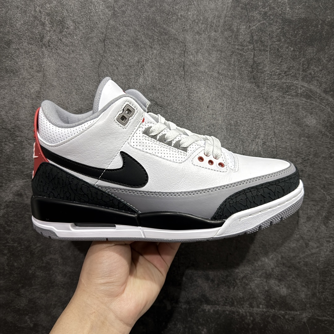 【纯原F版】Air Jordan 3 Retro NRG JTH TinkerHatfheld 白水泥手稿 AJ3 乔丹3代 aj3 乔3 乔丹篮球鞋系列n鞋身两侧以白色荔枝纹皮革打造，灰色的优质皮革、以及黑色的爆裂纹设计和中底相互拼接，极具层次感。鞋身外侧醒目的Nike Swoosh Logo采用黑色点缀，而内侧也绣有\”NIKE\”字样的刺绣细节，彰显其独特身份。鞋舌上Jumpnman Logo及鞋带孔采用红色呈现，显眼的红色后跟采用白色Nike Swoosth Logo及Air装扮，尽显OG本色。而设计图纸还以惊喜的方式暗藏在鞋垫之上，细节十足！ 货号：AQ3835-160 Size：40～47.5 编码：AS340360-莆田鞋批发中心