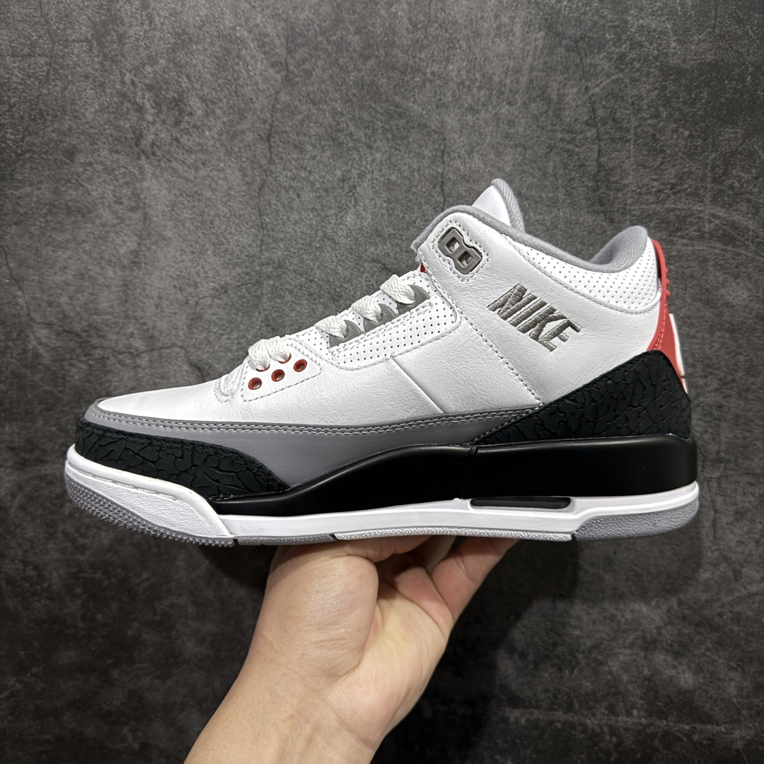 图片[2]-【纯原F版】Air Jordan 3 Retro NRG JTH TinkerHatfheld 白水泥手稿 AJ3 乔丹3代 aj3 乔3 乔丹篮球鞋系列n鞋身两侧以白色荔枝纹皮革打造，灰色的优质皮革、以及黑色的爆裂纹设计和中底相互拼接，极具层次感。鞋身外侧醒目的Nike Swoosh Logo采用黑色点缀，而内侧也绣有\”NIKE\”字样的刺绣细节，彰显其独特身份。鞋舌上Jumpnman Logo及鞋带孔采用红色呈现，显眼的红色后跟采用白色Nike Swoosth Logo及Air装扮，尽显OG本色。而设计图纸还以惊喜的方式暗藏在鞋垫之上，细节十足！ 货号：AQ3835-160 Size：40～47.5 编码：AS340360-莆田鞋批发中心