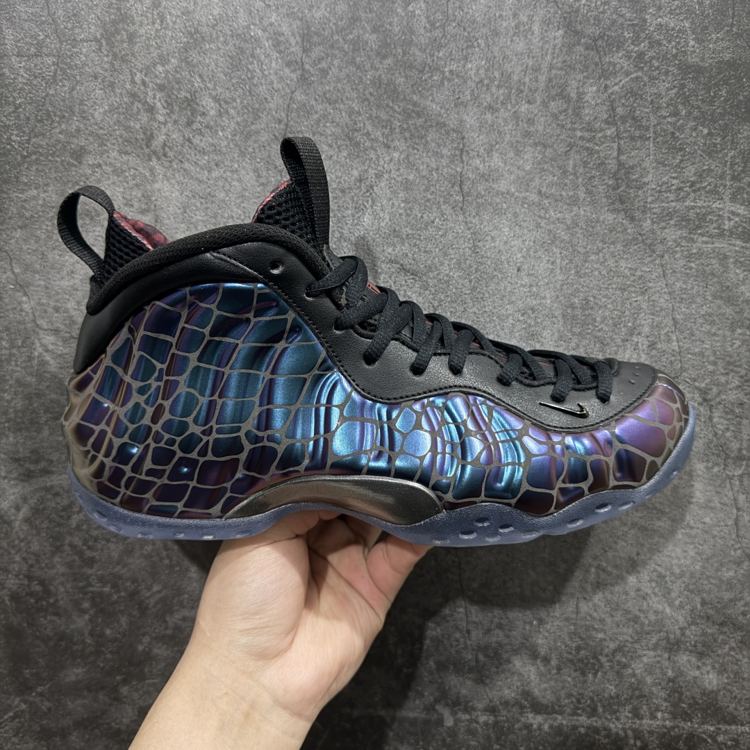 【莞产纯原】NK Air Foamposite One \\\”Tekken 8\\\” 铁拳喷 三岛一八 FQ8181-511 莞产原底面 公司渠道同模具 鞋型发泡360度无死角 双层Zoom气垫植入 中底完美注胶 搭载原厂碳纤维材质 诞生于1997年的NK Air Foamposite系列可以说是整个球鞋历史上最为经典的系列之一 也就是我们常说的“喷”和“泡” 其中“喷”由Foamposite One代言人Penny的英文音译而来 而“泡”则来源于另一款鞋型 Foamposite Pro中\\\”pro\\\”的音译 在诞生初期 由于高昂的造价以及超前的外形 Foamposite系列的反对者不在少数 甚至有人认为这款鞋会毁掉整个球鞋行业 但事实证明这双灵感来自于甲虫 自带“黑科技”鞋面以及双层Zoom+大块碳板的太空球鞋不仅受到了大众的接受与追捧 并且成功的影响了篮球鞋的发展 尺码：38.5 39 40 40.5 41 42 42.5 43 44 44.5 45 46-选品中心