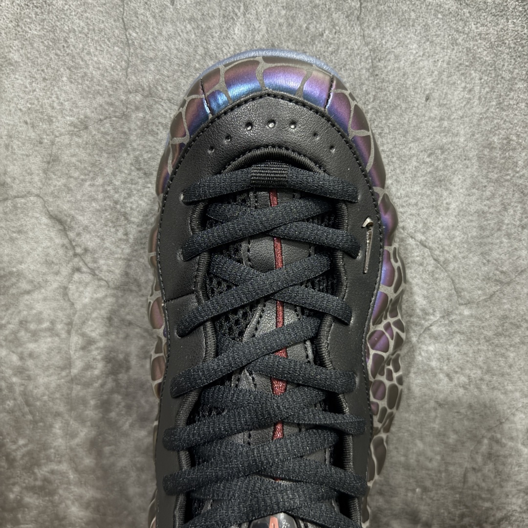 图片[5]-【莞产纯原】NK Air Foamposite One \\\”Tekken 8\\\” 铁拳喷 三岛一八 FQ8181-511 莞产原底面 公司渠道同模具 鞋型发泡360度无死角 双层Zoom气垫植入 中底完美注胶 搭载原厂碳纤维材质 诞生于1997年的NK Air Foamposite系列可以说是整个球鞋历史上最为经典的系列之一 也就是我们常说的“喷”和“泡” 其中“喷”由Foamposite One代言人Penny的英文音译而来 而“泡”则来源于另一款鞋型 Foamposite Pro中\\\”pro\\\”的音译 在诞生初期 由于高昂的造价以及超前的外形 Foamposite系列的反对者不在少数 甚至有人认为这款鞋会毁掉整个球鞋行业 但事实证明这双灵感来自于甲虫 自带“黑科技”鞋面以及双层Zoom+大块碳板的太空球鞋不仅受到了大众的接受与追捧 并且成功的影响了篮球鞋的发展 尺码：38.5 39 40 40.5 41 42 42.5 43 44 44.5 45 46-选品中心