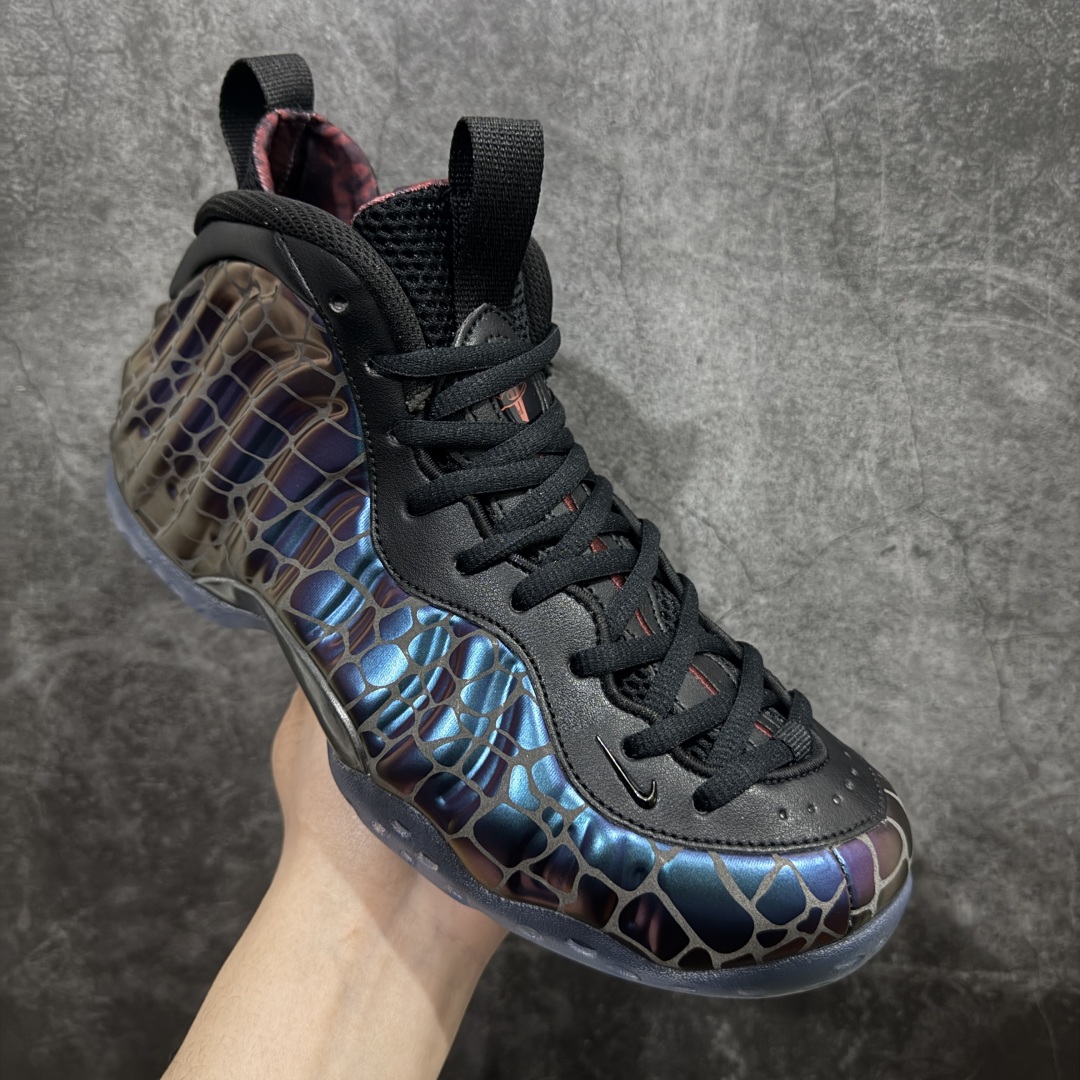 图片[3]-【莞产纯原】NK Air Foamposite One \\\”Tekken 8\\\” 铁拳喷 三岛一八 FQ8181-511 莞产原底面 公司渠道同模具 鞋型发泡360度无死角 双层Zoom气垫植入 中底完美注胶 搭载原厂碳纤维材质 诞生于1997年的NK Air Foamposite系列可以说是整个球鞋历史上最为经典的系列之一 也就是我们常说的“喷”和“泡” 其中“喷”由Foamposite One代言人Penny的英文音译而来 而“泡”则来源于另一款鞋型 Foamposite Pro中\\\”pro\\\”的音译 在诞生初期 由于高昂的造价以及超前的外形 Foamposite系列的反对者不在少数 甚至有人认为这款鞋会毁掉整个球鞋行业 但事实证明这双灵感来自于甲虫 自带“黑科技”鞋面以及双层Zoom+大块碳板的太空球鞋不仅受到了大众的接受与追捧 并且成功的影响了篮球鞋的发展 尺码：38.5 39 40 40.5 41 42 42.5 43 44 44.5 45 46-选品中心
