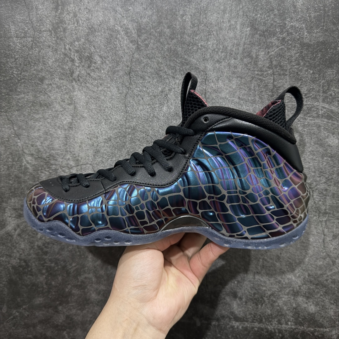 图片[2]-【莞产纯原】NK Air Foamposite One \\\”Tekken 8\\\” 铁拳喷 三岛一八 FQ8181-511 莞产原底面 公司渠道同模具 鞋型发泡360度无死角 双层Zoom气垫植入 中底完美注胶 搭载原厂碳纤维材质 诞生于1997年的NK Air Foamposite系列可以说是整个球鞋历史上最为经典的系列之一 也就是我们常说的“喷”和“泡” 其中“喷”由Foamposite One代言人Penny的英文音译而来 而“泡”则来源于另一款鞋型 Foamposite Pro中\\\”pro\\\”的音译 在诞生初期 由于高昂的造价以及超前的外形 Foamposite系列的反对者不在少数 甚至有人认为这款鞋会毁掉整个球鞋行业 但事实证明这双灵感来自于甲虫 自带“黑科技”鞋面以及双层Zoom+大块碳板的太空球鞋不仅受到了大众的接受与追捧 并且成功的影响了篮球鞋的发展 尺码：38.5 39 40 40.5 41 42 42.5 43 44 44.5 45 46-选品中心