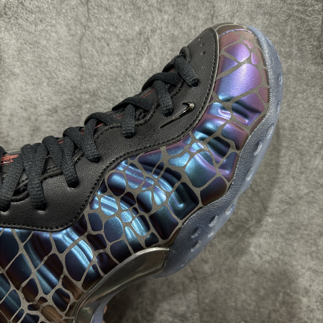 图片[6]-【莞产纯原】NK Air Foamposite One \\\”Tekken 8\\\” 铁拳喷 三岛一八 FQ8181-511 莞产原底面 公司渠道同模具 鞋型发泡360度无死角 双层Zoom气垫植入 中底完美注胶 搭载原厂碳纤维材质 诞生于1997年的NK Air Foamposite系列可以说是整个球鞋历史上最为经典的系列之一 也就是我们常说的“喷”和“泡” 其中“喷”由Foamposite One代言人Penny的英文音译而来 而“泡”则来源于另一款鞋型 Foamposite Pro中\\\”pro\\\”的音译 在诞生初期 由于高昂的造价以及超前的外形 Foamposite系列的反对者不在少数 甚至有人认为这款鞋会毁掉整个球鞋行业 但事实证明这双灵感来自于甲虫 自带“黑科技”鞋面以及双层Zoom+大块碳板的太空球鞋不仅受到了大众的接受与追捧 并且成功的影响了篮球鞋的发展 尺码：38.5 39 40 40.5 41 42 42.5 43 44 44.5 45 46-选品中心