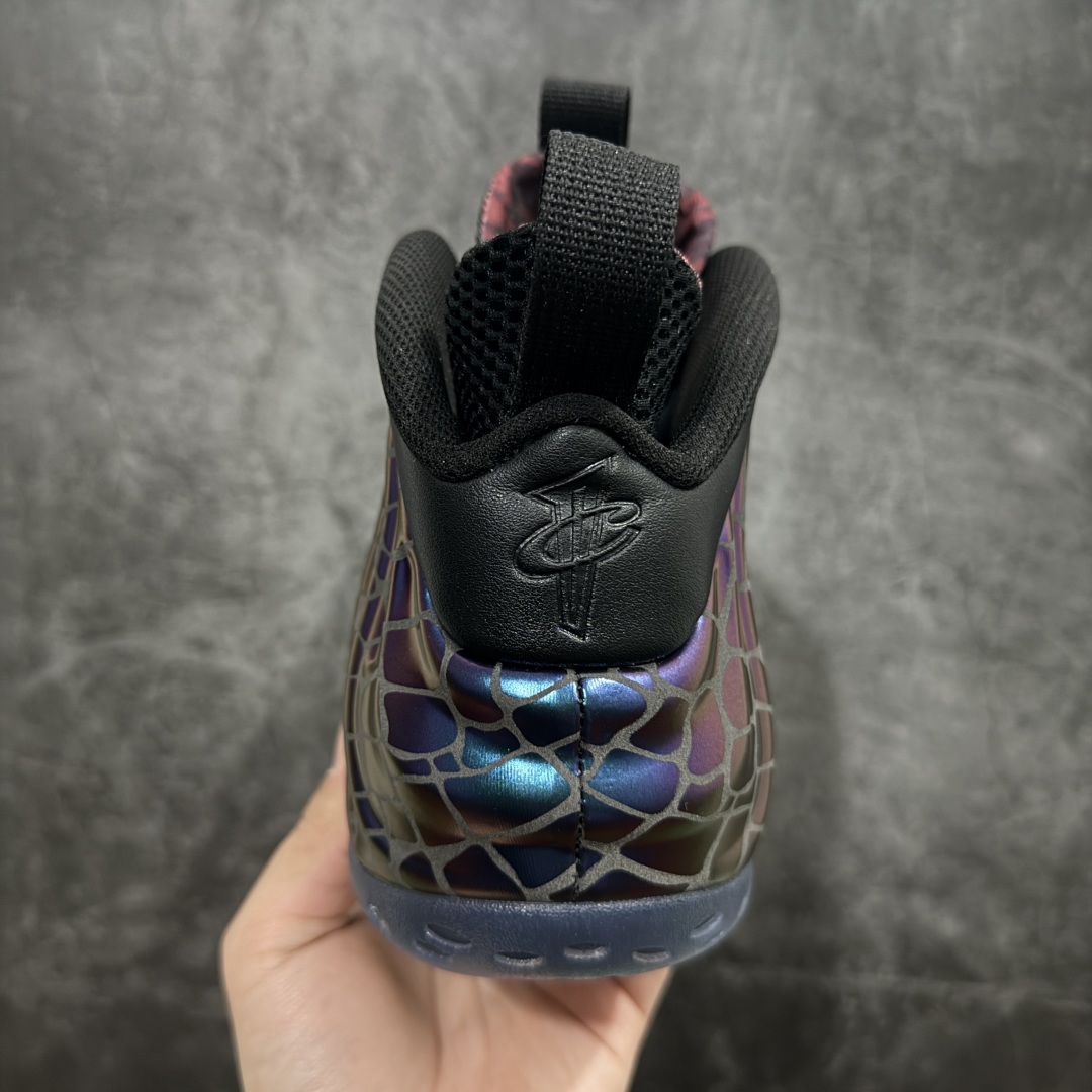 图片[4]-【莞产纯原】NK Air Foamposite One \\\”Tekken 8\\\” 铁拳喷 三岛一八 FQ8181-511 莞产原底面 公司渠道同模具 鞋型发泡360度无死角 双层Zoom气垫植入 中底完美注胶 搭载原厂碳纤维材质 诞生于1997年的NK Air Foamposite系列可以说是整个球鞋历史上最为经典的系列之一 也就是我们常说的“喷”和“泡” 其中“喷”由Foamposite One代言人Penny的英文音译而来 而“泡”则来源于另一款鞋型 Foamposite Pro中\\\”pro\\\”的音译 在诞生初期 由于高昂的造价以及超前的外形 Foamposite系列的反对者不在少数 甚至有人认为这款鞋会毁掉整个球鞋行业 但事实证明这双灵感来自于甲虫 自带“黑科技”鞋面以及双层Zoom+大块碳板的太空球鞋不仅受到了大众的接受与追捧 并且成功的影响了篮球鞋的发展 尺码：38.5 39 40 40.5 41 42 42.5 43 44 44.5 45 46-选品中心
