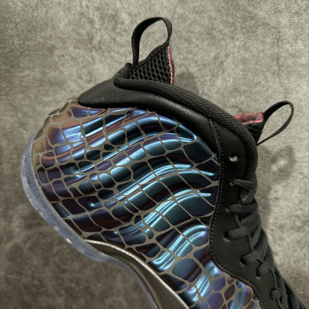 图片[7]-【莞产纯原】NK Air Foamposite One \\\”Tekken 8\\\” 铁拳喷 三岛一八 FQ8181-511 莞产原底面 公司渠道同模具 鞋型发泡360度无死角 双层Zoom气垫植入 中底完美注胶 搭载原厂碳纤维材质 诞生于1997年的NK Air Foamposite系列可以说是整个球鞋历史上最为经典的系列之一 也就是我们常说的“喷”和“泡” 其中“喷”由Foamposite One代言人Penny的英文音译而来 而“泡”则来源于另一款鞋型 Foamposite Pro中\\\”pro\\\”的音译 在诞生初期 由于高昂的造价以及超前的外形 Foamposite系列的反对者不在少数 甚至有人认为这款鞋会毁掉整个球鞋行业 但事实证明这双灵感来自于甲虫 自带“黑科技”鞋面以及双层Zoom+大块碳板的太空球鞋不仅受到了大众的接受与追捧 并且成功的影响了篮球鞋的发展 尺码：38.5 39 40 40.5 41 42 42.5 43 44 44.5 45 46-选品中心