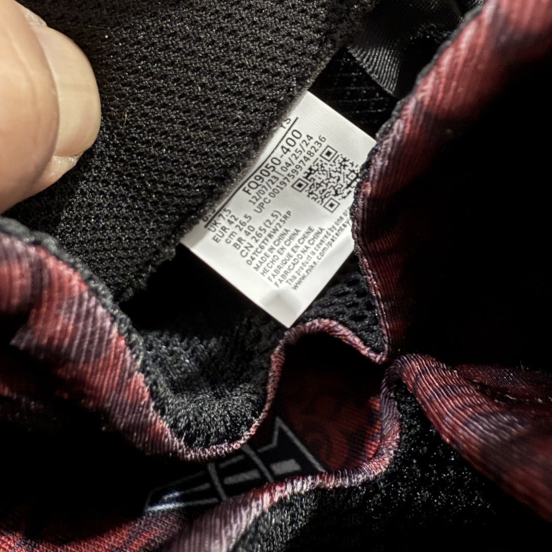 图片[8]-【莞产纯原】NK Air Foamposite One \\\”Tekken 8\\\” 铁拳喷 三岛一八 FQ8181-511 莞产原底面 公司渠道同模具 鞋型发泡360度无死角 双层Zoom气垫植入 中底完美注胶 搭载原厂碳纤维材质 诞生于1997年的NK Air Foamposite系列可以说是整个球鞋历史上最为经典的系列之一 也就是我们常说的“喷”和“泡” 其中“喷”由Foamposite One代言人Penny的英文音译而来 而“泡”则来源于另一款鞋型 Foamposite Pro中\\\”pro\\\”的音译 在诞生初期 由于高昂的造价以及超前的外形 Foamposite系列的反对者不在少数 甚至有人认为这款鞋会毁掉整个球鞋行业 但事实证明这双灵感来自于甲虫 自带“黑科技”鞋面以及双层Zoom+大块碳板的太空球鞋不仅受到了大众的接受与追捧 并且成功的影响了篮球鞋的发展 尺码：38.5 39 40 40.5 41 42 42.5 43 44 44.5 45 46-选品中心