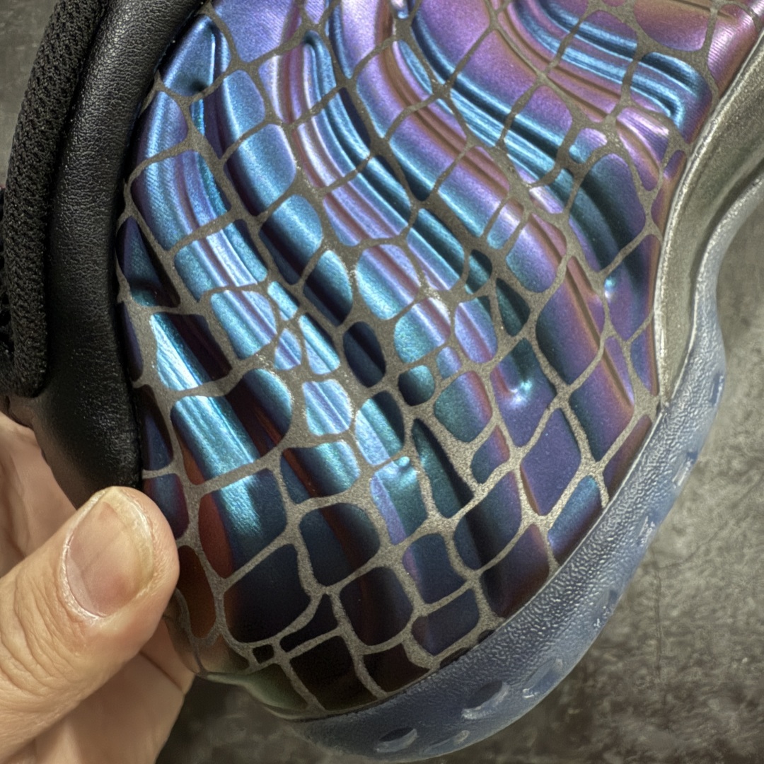 图片[3]-【莞产纯原】NK Air Foamposite One \\\”Tekken 8\\\” 铁拳喷 三岛一八 FQ8181-511 莞产原底面 公司渠道同模具 鞋型发泡360度无死角 双层Zoom气垫植入 中底完美注胶 搭载原厂碳纤维材质 诞生于1997年的NK Air Foamposite系列可以说是整个球鞋历史上最为经典的系列之一 也就是我们常说的“喷”和“泡” 其中“喷”由Foamposite One代言人Penny的英文音译而来 而“泡”则来源于另一款鞋型 Foamposite Pro中\\\”pro\\\”的音译 在诞生初期 由于高昂的造价以及超前的外形 Foamposite系列的反对者不在少数 甚至有人认为这款鞋会毁掉整个球鞋行业 但事实证明这双灵感来自于甲虫 自带“黑科技”鞋面以及双层Zoom+大块碳板的太空球鞋不仅受到了大众的接受与追捧 并且成功的影响了篮球鞋的发展 尺码：38.5 39 40 40.5 41 42 42.5 43 44 44.5 45 46-选品中心