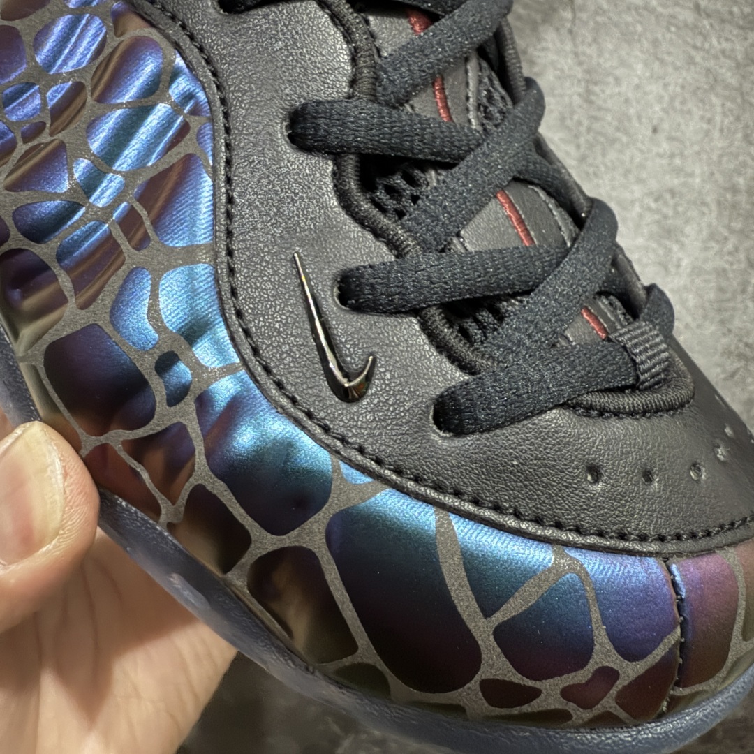 图片[4]-【莞产纯原】NK Air Foamposite One \\\”Tekken 8\\\” 铁拳喷 三岛一八 FQ8181-511 莞产原底面 公司渠道同模具 鞋型发泡360度无死角 双层Zoom气垫植入 中底完美注胶 搭载原厂碳纤维材质 诞生于1997年的NK Air Foamposite系列可以说是整个球鞋历史上最为经典的系列之一 也就是我们常说的“喷”和“泡” 其中“喷”由Foamposite One代言人Penny的英文音译而来 而“泡”则来源于另一款鞋型 Foamposite Pro中\\\”pro\\\”的音译 在诞生初期 由于高昂的造价以及超前的外形 Foamposite系列的反对者不在少数 甚至有人认为这款鞋会毁掉整个球鞋行业 但事实证明这双灵感来自于甲虫 自带“黑科技”鞋面以及双层Zoom+大块碳板的太空球鞋不仅受到了大众的接受与追捧 并且成功的影响了篮球鞋的发展 尺码：38.5 39 40 40.5 41 42 42.5 43 44 44.5 45 46-选品中心