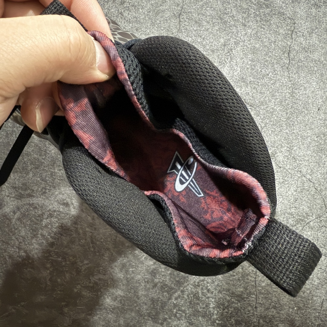 图片[7]-【莞产纯原】NK Air Foamposite One \\\”Tekken 8\\\” 铁拳喷 三岛一八 FQ8181-511 莞产原底面 公司渠道同模具 鞋型发泡360度无死角 双层Zoom气垫植入 中底完美注胶 搭载原厂碳纤维材质 诞生于1997年的NK Air Foamposite系列可以说是整个球鞋历史上最为经典的系列之一 也就是我们常说的“喷”和“泡” 其中“喷”由Foamposite One代言人Penny的英文音译而来 而“泡”则来源于另一款鞋型 Foamposite Pro中\\\”pro\\\”的音译 在诞生初期 由于高昂的造价以及超前的外形 Foamposite系列的反对者不在少数 甚至有人认为这款鞋会毁掉整个球鞋行业 但事实证明这双灵感来自于甲虫 自带“黑科技”鞋面以及双层Zoom+大块碳板的太空球鞋不仅受到了大众的接受与追捧 并且成功的影响了篮球鞋的发展 尺码：38.5 39 40 40.5 41 42 42.5 43 44 44.5 45 46-选品中心