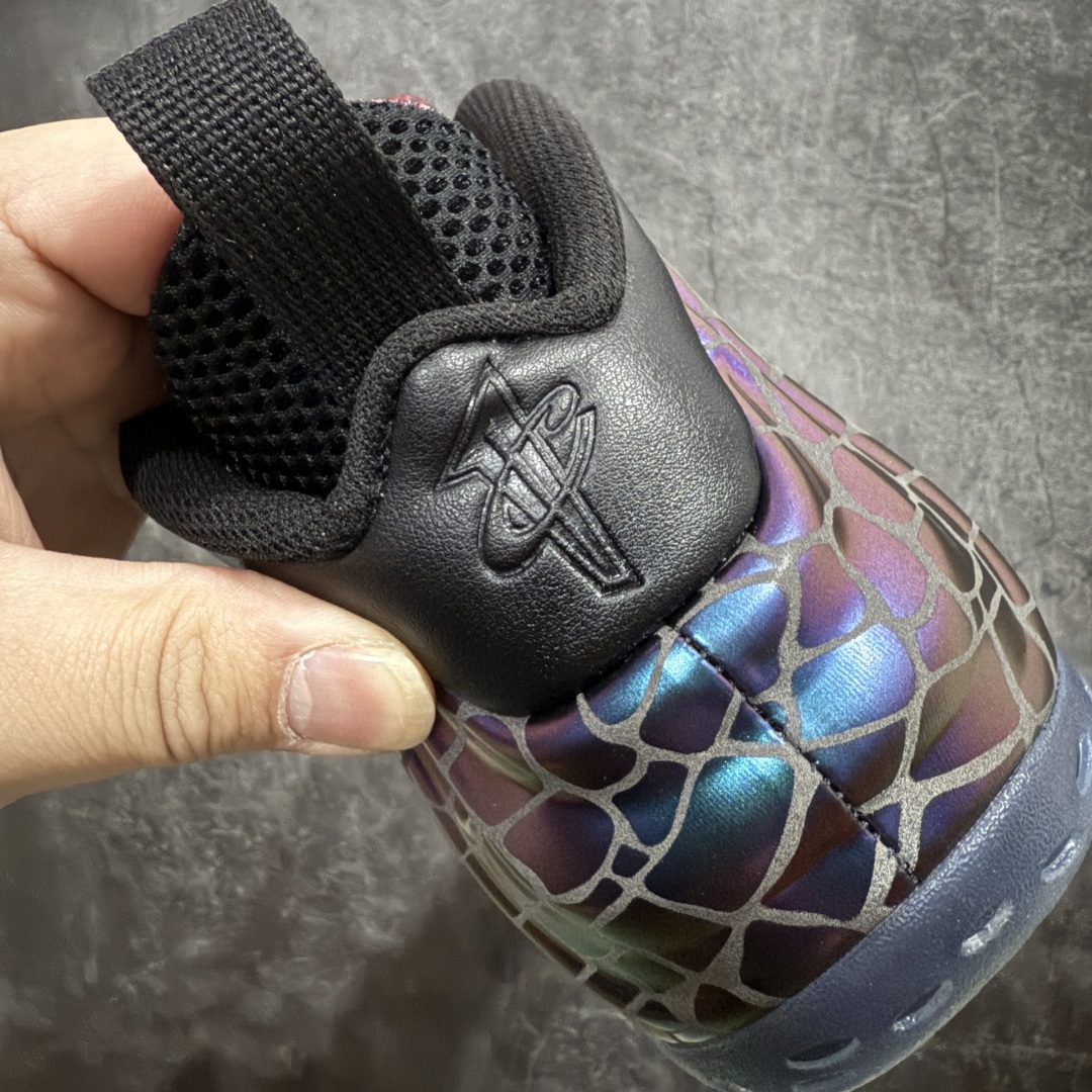 图片[2]-【莞产纯原】NK Air Foamposite One \\\”Tekken 8\\\” 铁拳喷 三岛一八 FQ8181-511 莞产原底面 公司渠道同模具 鞋型发泡360度无死角 双层Zoom气垫植入 中底完美注胶 搭载原厂碳纤维材质 诞生于1997年的NK Air Foamposite系列可以说是整个球鞋历史上最为经典的系列之一 也就是我们常说的“喷”和“泡” 其中“喷”由Foamposite One代言人Penny的英文音译而来 而“泡”则来源于另一款鞋型 Foamposite Pro中\\\”pro\\\”的音译 在诞生初期 由于高昂的造价以及超前的外形 Foamposite系列的反对者不在少数 甚至有人认为这款鞋会毁掉整个球鞋行业 但事实证明这双灵感来自于甲虫 自带“黑科技”鞋面以及双层Zoom+大块碳板的太空球鞋不仅受到了大众的接受与追捧 并且成功的影响了篮球鞋的发展 尺码：38.5 39 40 40.5 41 42 42.5 43 44 44.5 45 46-选品中心