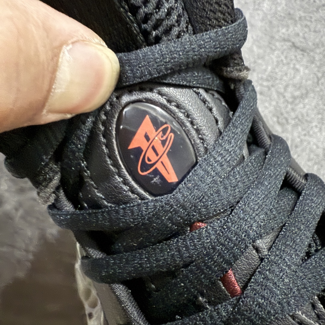 图片[6]-【莞产纯原】NK Air Foamposite One \\\”Tekken 8\\\” 铁拳喷 三岛一八 FQ8181-511 莞产原底面 公司渠道同模具 鞋型发泡360度无死角 双层Zoom气垫植入 中底完美注胶 搭载原厂碳纤维材质 诞生于1997年的NK Air Foamposite系列可以说是整个球鞋历史上最为经典的系列之一 也就是我们常说的“喷”和“泡” 其中“喷”由Foamposite One代言人Penny的英文音译而来 而“泡”则来源于另一款鞋型 Foamposite Pro中\\\”pro\\\”的音译 在诞生初期 由于高昂的造价以及超前的外形 Foamposite系列的反对者不在少数 甚至有人认为这款鞋会毁掉整个球鞋行业 但事实证明这双灵感来自于甲虫 自带“黑科技”鞋面以及双层Zoom+大块碳板的太空球鞋不仅受到了大众的接受与追捧 并且成功的影响了篮球鞋的发展 尺码：38.5 39 40 40.5 41 42 42.5 43 44 44.5 45 46-选品中心
