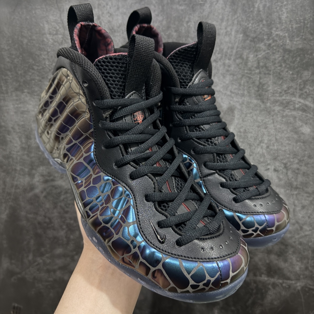 【莞产纯原】NK Air Foamposite One \\\”Tekken 8\\\” 铁拳喷 三岛一八 FQ8181-511 莞产原底面 公司渠道同模具 鞋型发泡360度无死角 双层Zoom气垫植入 中底完美注胶 搭载原厂碳纤维材质 诞生于1997年的NK Air Foamposite系列可以说是整个球鞋历史上最为经典的系列之一 也就是我们常说的“喷”和“泡” 其中“喷”由Foamposite One代言人Penny的英文音译而来 而“泡”则来源于另一款鞋型 Foamposite Pro中\\\”pro\\\”的音译 在诞生初期 由于高昂的造价以及超前的外形 Foamposite系列的反对者不在少数 甚至有人认为这款鞋会毁掉整个球鞋行业 但事实证明这双灵感来自于甲虫 自带“黑科技”鞋面以及双层Zoom+大块碳板的太空球鞋不仅受到了大众的接受与追捧 并且成功的影响了篮球鞋的发展 尺码：38.5 39 40 40.5 41 42 42.5 43 44 44.5 45 46-选品中心