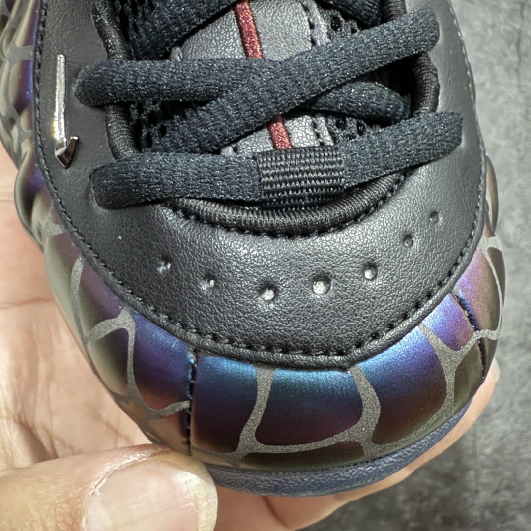 图片[5]-【莞产纯原】NK Air Foamposite One \\\”Tekken 8\\\” 铁拳喷 三岛一八 FQ8181-511 莞产原底面 公司渠道同模具 鞋型发泡360度无死角 双层Zoom气垫植入 中底完美注胶 搭载原厂碳纤维材质 诞生于1997年的NK Air Foamposite系列可以说是整个球鞋历史上最为经典的系列之一 也就是我们常说的“喷”和“泡” 其中“喷”由Foamposite One代言人Penny的英文音译而来 而“泡”则来源于另一款鞋型 Foamposite Pro中\\\”pro\\\”的音译 在诞生初期 由于高昂的造价以及超前的外形 Foamposite系列的反对者不在少数 甚至有人认为这款鞋会毁掉整个球鞋行业 但事实证明这双灵感来自于甲虫 自带“黑科技”鞋面以及双层Zoom+大块碳板的太空球鞋不仅受到了大众的接受与追捧 并且成功的影响了篮球鞋的发展 尺码：38.5 39 40 40.5 41 42 42.5 43 44 44.5 45 46-选品中心