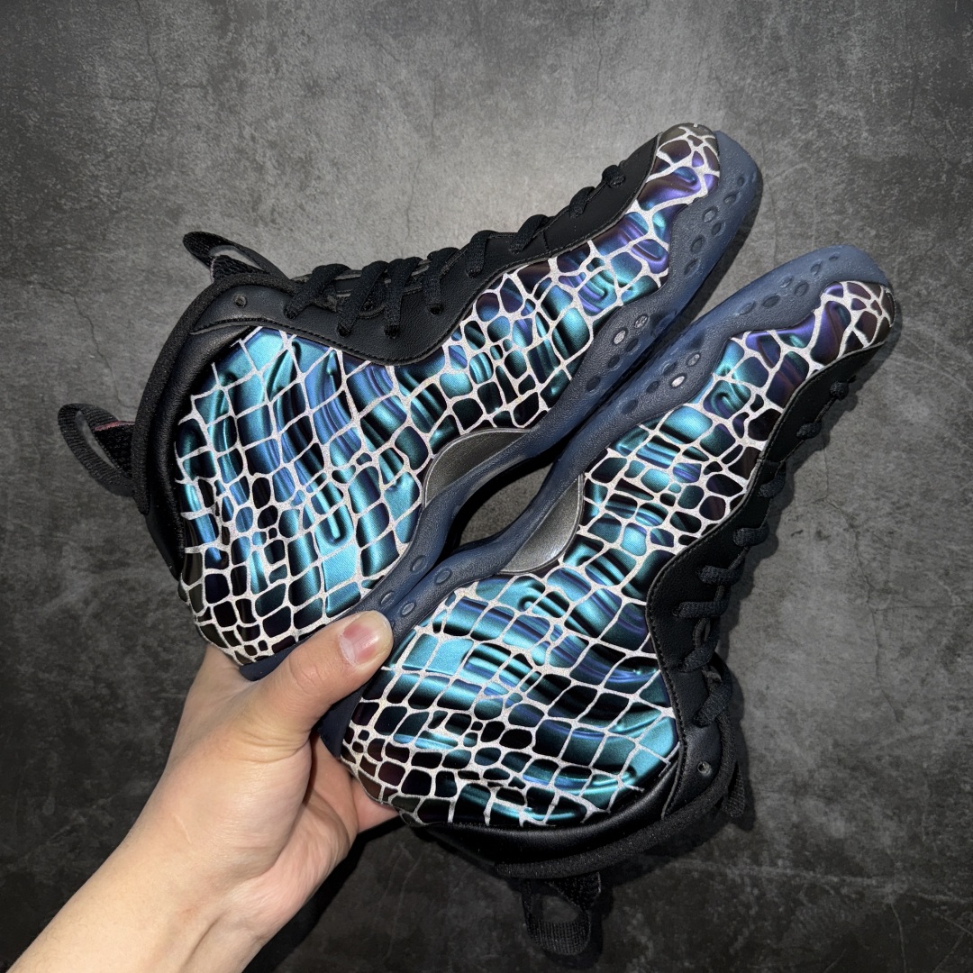 图片[2]-【莞产纯原】NK Air Foamposite One \”Tekken 8\” 铁拳喷 三岛一八 FQ8181-511莞产原底面 公司渠道同模具 鞋型发泡360度无死角 双层Zoom气垫植入 中底完美注胶 搭载原厂碳纤维材质 诞生于1997年的NK Air Foamposite系列可以说是整个球鞋历史上最为经典的系列之一 也就是我们常说的“喷”和“泡” 其中“喷”由Foamposite One代言人Penny的英文音译而来 而“泡”则来源于另一款鞋型 Foamposite Pro中\”pro\”的音译 在诞生初期 由于高昂的造价以及超前的外形 Foamposite系列的反对者不在少数 甚至有人认为这款鞋会毁掉整个球鞋行业 但事实证明这双灵感来自于甲虫 自带“黑科技”鞋面以及双层Zoom+大块碳板的太空球鞋不仅受到了大众的接受与追捧 并且成功的影响了篮球鞋的发展SIZE：38.5 39 40 40.5 41 42 42.5 43 44 44.5 45 46 编码：HY710740-莆田鞋批发中心