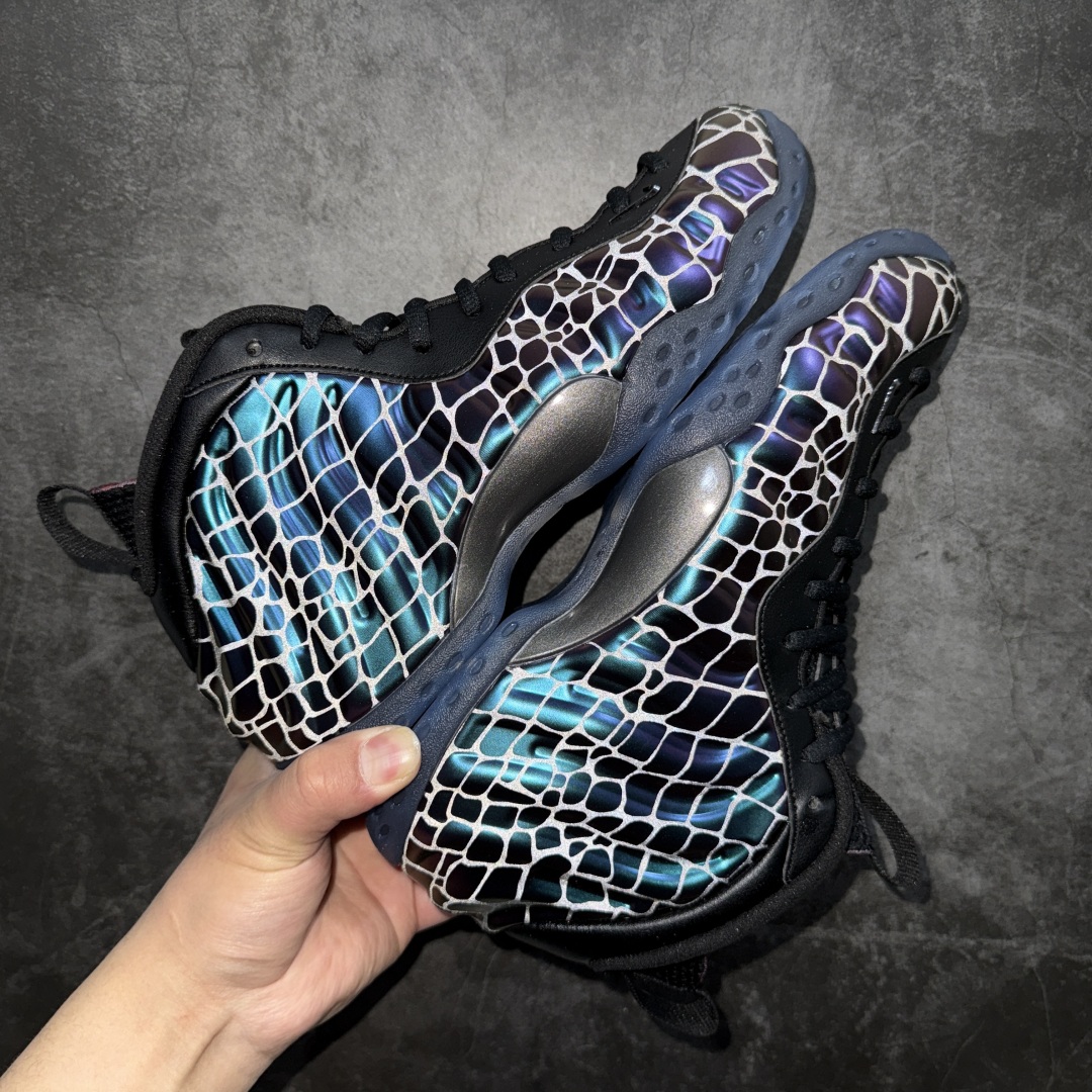 【莞产纯原】NK Air Foamposite One \”Tekken 8\” 铁拳喷 三岛一八 FQ8181-511莞产原底面 公司渠道同模具 鞋型发泡360度无死角 双层Zoom气垫植入 中底完美注胶 搭载原厂碳纤维材质 诞生于1997年的NK Air Foamposite系列可以说是整个球鞋历史上最为经典的系列之一 也就是我们常说的“喷”和“泡” 其中“喷”由Foamposite One代言人Penny的英文音译而来 而“泡”则来源于另一款鞋型 Foamposite Pro中\”pro\”的音译 在诞生初期 由于高昂的造价以及超前的外形 Foamposite系列的反对者不在少数 甚至有人认为这款鞋会毁掉整个球鞋行业 但事实证明这双灵感来自于甲虫 自带“黑科技”鞋面以及双层Zoom+大块碳板的太空球鞋不仅受到了大众的接受与追捧 并且成功的影响了篮球鞋的发展SIZE：38.5 39 40 40.5 41 42 42.5 43 44 44.5 45 46 编码：HY710740-莆田鞋批发中心