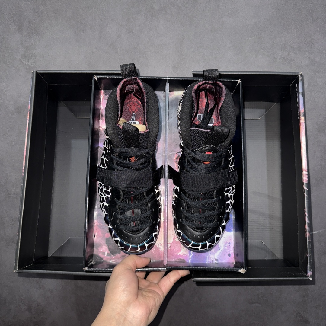 图片[6]-【莞产纯原】NK Air Foamposite One \”Tekken 8\” 铁拳喷 三岛一八 FQ8181-511莞产原底面 公司渠道同模具 鞋型发泡360度无死角 双层Zoom气垫植入 中底完美注胶 搭载原厂碳纤维材质 诞生于1997年的NK Air Foamposite系列可以说是整个球鞋历史上最为经典的系列之一 也就是我们常说的“喷”和“泡” 其中“喷”由Foamposite One代言人Penny的英文音译而来 而“泡”则来源于另一款鞋型 Foamposite Pro中\”pro\”的音译 在诞生初期 由于高昂的造价以及超前的外形 Foamposite系列的反对者不在少数 甚至有人认为这款鞋会毁掉整个球鞋行业 但事实证明这双灵感来自于甲虫 自带“黑科技”鞋面以及双层Zoom+大块碳板的太空球鞋不仅受到了大众的接受与追捧 并且成功的影响了篮球鞋的发展SIZE：38.5 39 40 40.5 41 42 42.5 43 44 44.5 45 46 编码：HY710740-莆田鞋批发中心