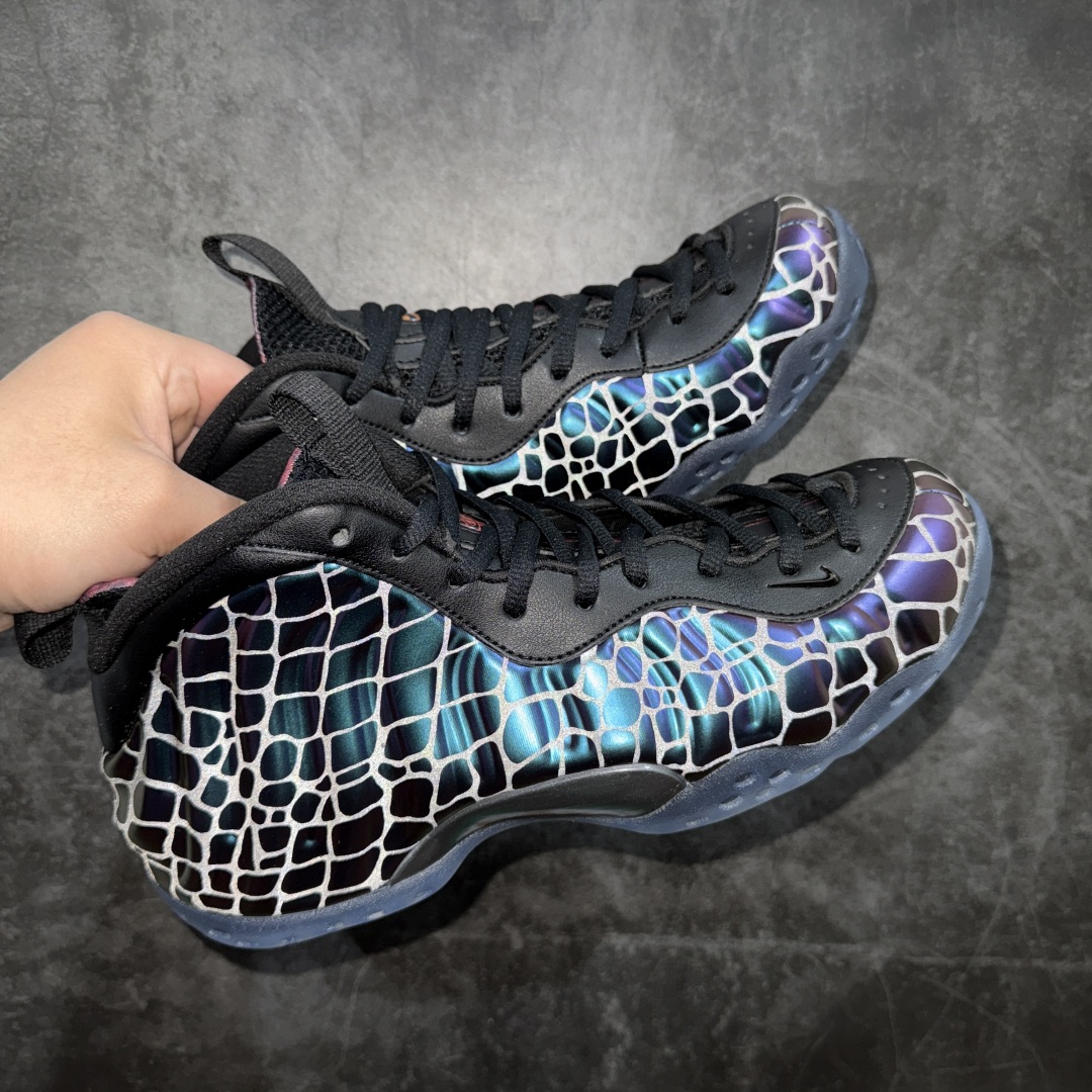 图片[3]-【莞产纯原】NK Air Foamposite One \”Tekken 8\” 铁拳喷 三岛一八 FQ8181-511莞产原底面 公司渠道同模具 鞋型发泡360度无死角 双层Zoom气垫植入 中底完美注胶 搭载原厂碳纤维材质 诞生于1997年的NK Air Foamposite系列可以说是整个球鞋历史上最为经典的系列之一 也就是我们常说的“喷”和“泡” 其中“喷”由Foamposite One代言人Penny的英文音译而来 而“泡”则来源于另一款鞋型 Foamposite Pro中\”pro\”的音译 在诞生初期 由于高昂的造价以及超前的外形 Foamposite系列的反对者不在少数 甚至有人认为这款鞋会毁掉整个球鞋行业 但事实证明这双灵感来自于甲虫 自带“黑科技”鞋面以及双层Zoom+大块碳板的太空球鞋不仅受到了大众的接受与追捧 并且成功的影响了篮球鞋的发展SIZE：38.5 39 40 40.5 41 42 42.5 43 44 44.5 45 46 编码：HY710740-莆田鞋批发中心