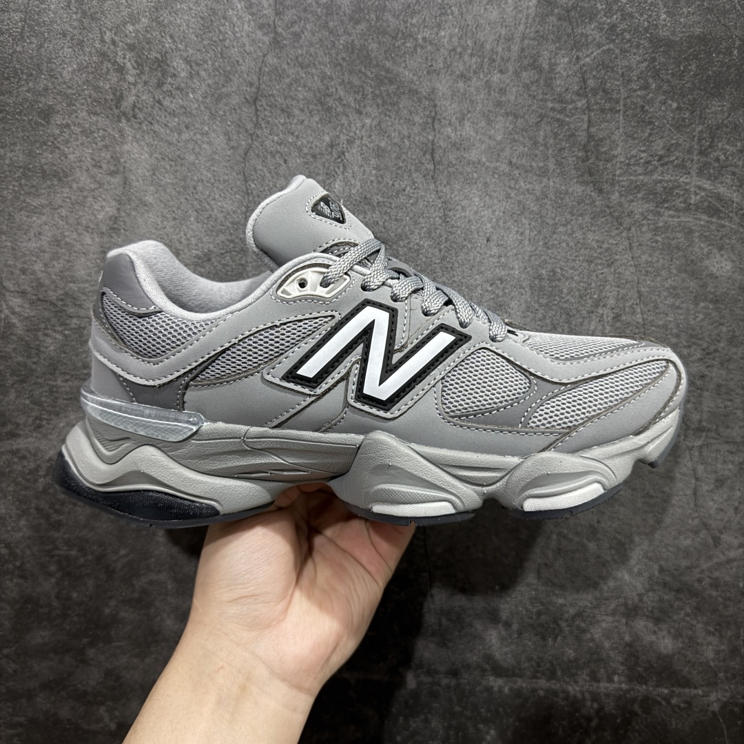 【纯原版】 New Balance NB9060 联名款 复古休闲运动慢跑鞋 白蓝色 U9060ZGBn 全套原楦原纸板原厂数据开发 进口三明治网面 原装进口翻毛皮料正确绒感卡色 正确中底拉帮中底网布细节 原厂标裁 带紫光防伪 定制后跟透明水晶模块 冲裁组合 大底贴合程度胶水上色把控完美 整洁度挑战全网艺术家 多道序QC把关品质完善 匠心打造 耗时两个月开发完成 工艺极其复杂难度可想而知 新开独立私模大底 全网唯一正确六层组合大底 高端零售专供产物Size：36 37 37.5 38 38.5 39 40 40.5 41 42 42.5 43 44 45 46.5 编码：JP270300-莆田鞋批发中心