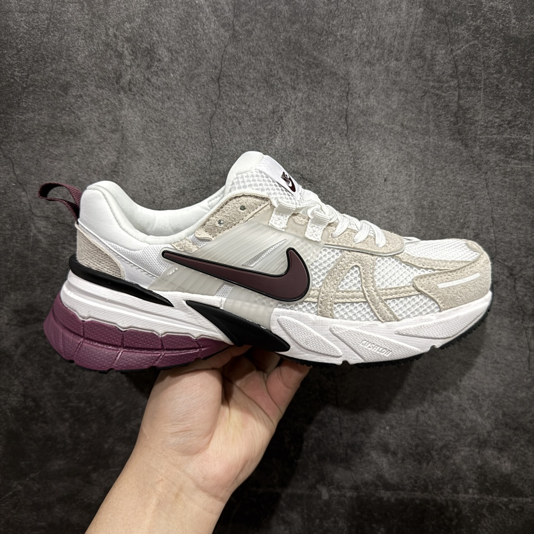 【正确组合底版】NK V2k Runtekk 复古老爹鞋跑步鞋 HQ3500-100 正确组合底区分市场提前出的一体的大底 材质上使用大面积网眼 皮革 TPU 组成 支撑和透气性肯定不错 中底处由 Cushlon 泡绵打造 保证在压马路时可以提供优秀脚感 并通过一手做旧氧化效果突出复古感 中底造型很容易让大家联想到巴黎世家3XL 增高效果同样不能忽视 尺码:36-40-选品中心