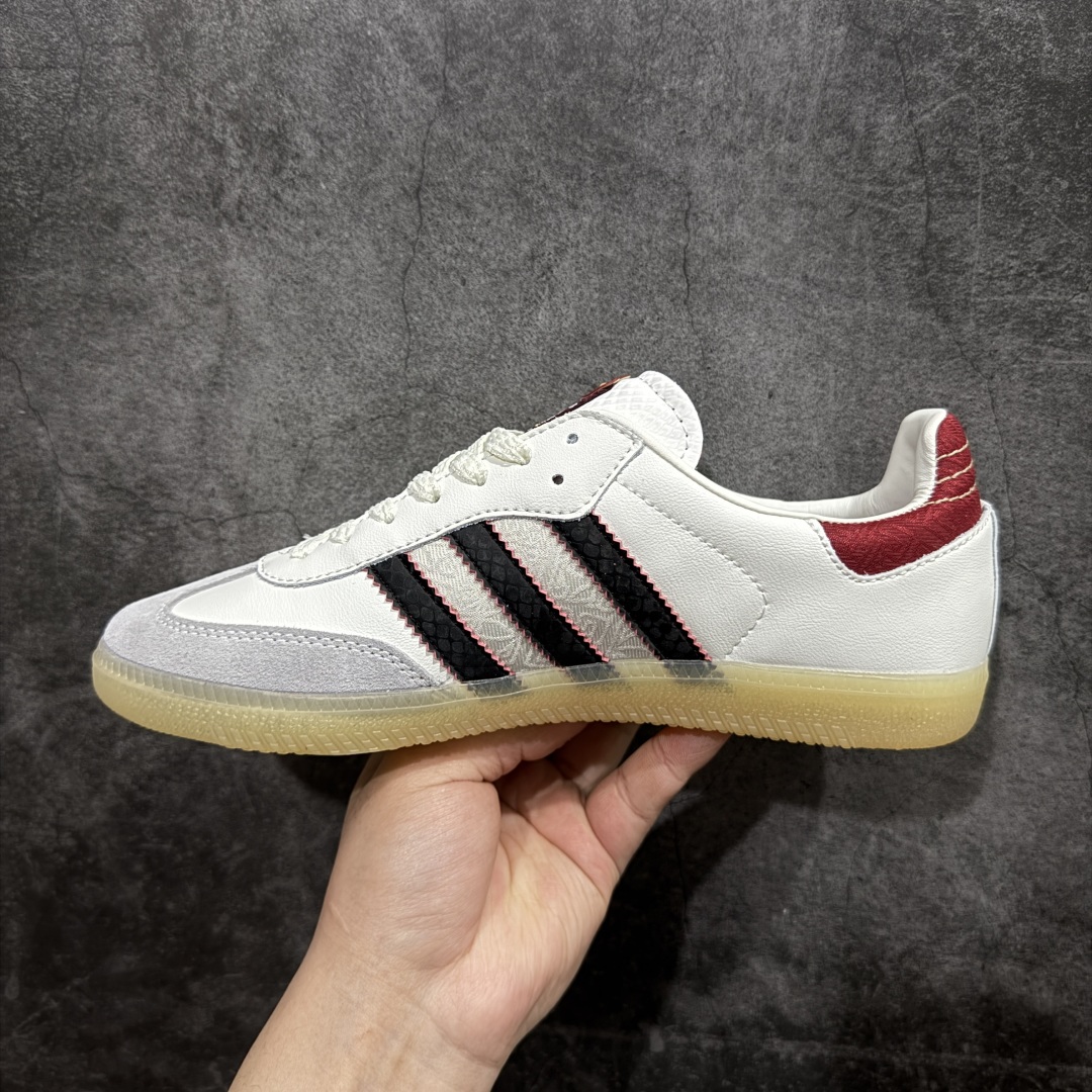 图片[2]-【升级版】adidas originals Samba OG 蛇年限定 白黑红n新年款经典运动鞋德训鞋 以白色为主，鞋头采用浅灰色麂皮呈现，后跟和鞋舌标签辅以红色丝绸纹路。最大的亮点就是黑色三道杠区域采用蛇纹打造，后跟处带有白色”發“字样，此外还附赠大红色的阿迪挂件，新年氛围感拉满。 货号:JQ5976 Size：35 36 36.5 37 38 38.5 39 40 40.5 41 42 42.5 43 44 45 编码：NMHZ240260-莆田鞋批发中心