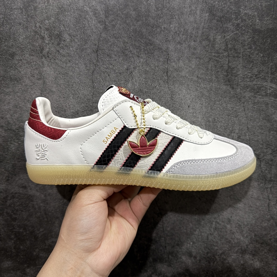 【升级版】adidas originals Samba OG 蛇年限定 白黑红n新年款经典运动鞋德训鞋 以白色为主，鞋头采用浅灰色麂皮呈现，后跟和鞋舌标签辅以红色丝绸纹路。最大的亮点就是黑色三道杠区域采用蛇纹打造，后跟处带有白色”發“字样，此外还附赠大红色的阿迪挂件，新年氛围感拉满。 货号:JQ5976 Size：35 36 36.5 37 38 38.5 39 40 40.5 41 42 42.5 43 44 45 编码：NMHZ240260-莆田鞋批发中心